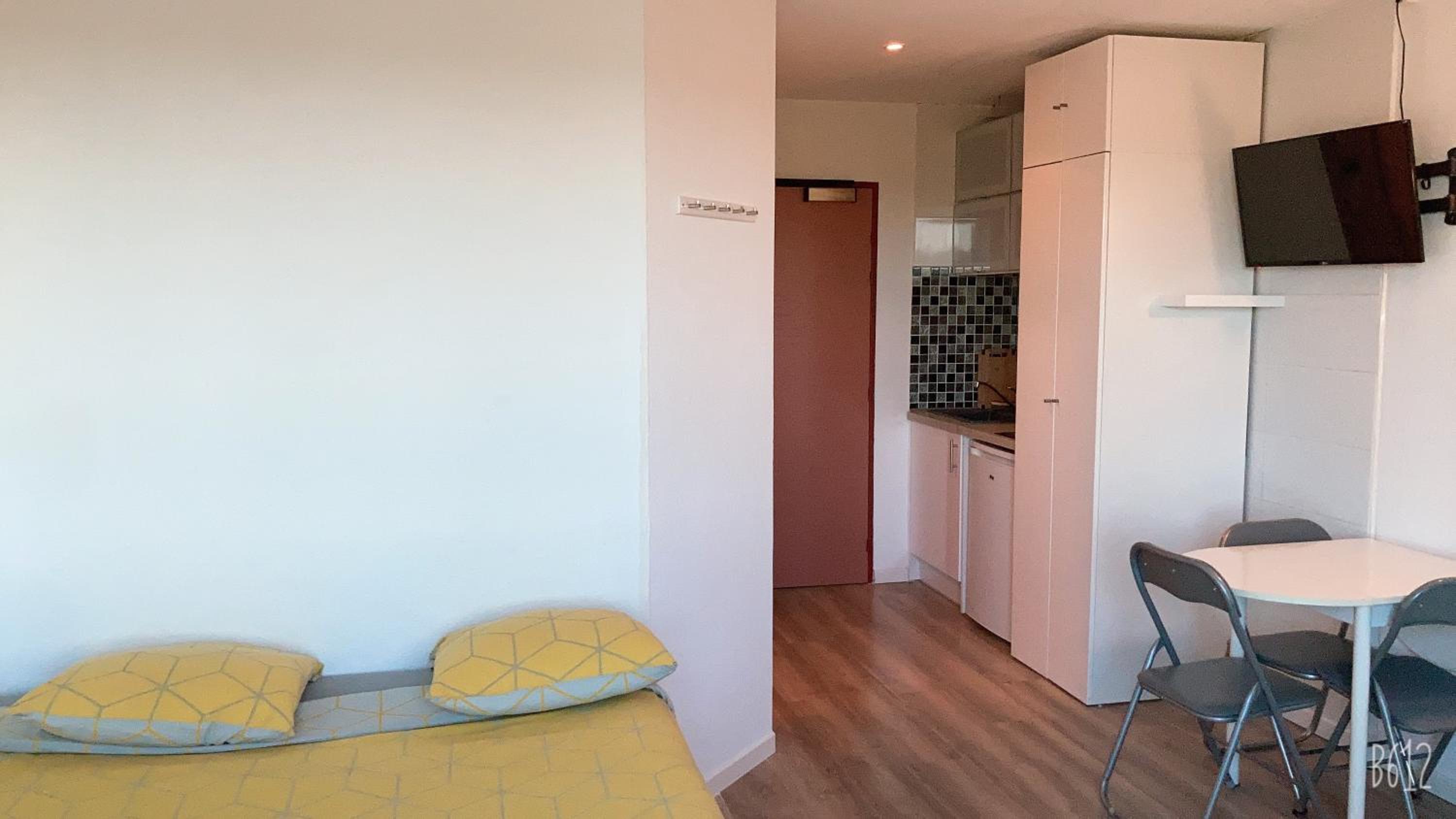 Studio Apartment - Photo 6