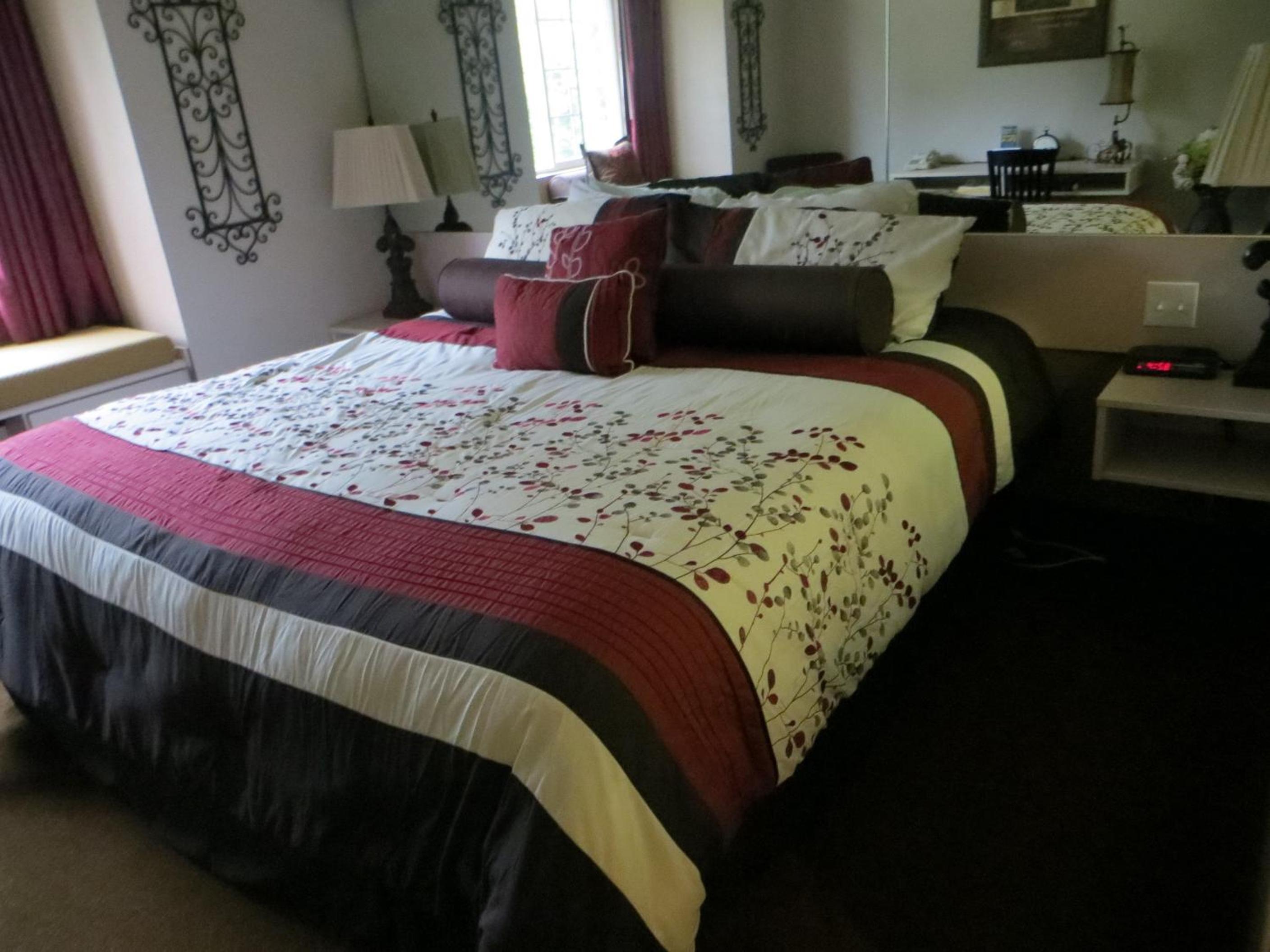 Queen Room - Non-Smoking photo 3