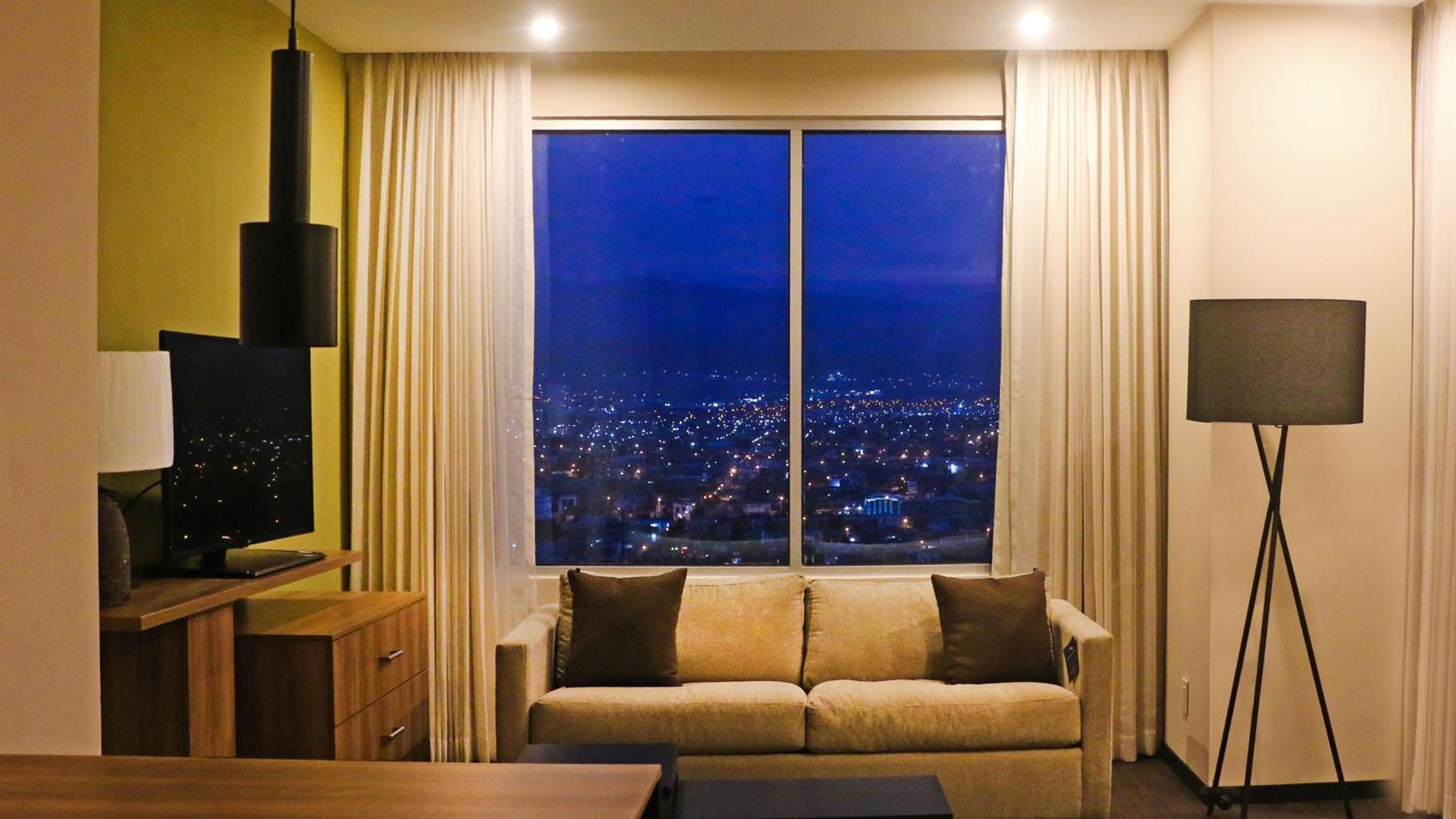 King Suite with City View - Photo 2
