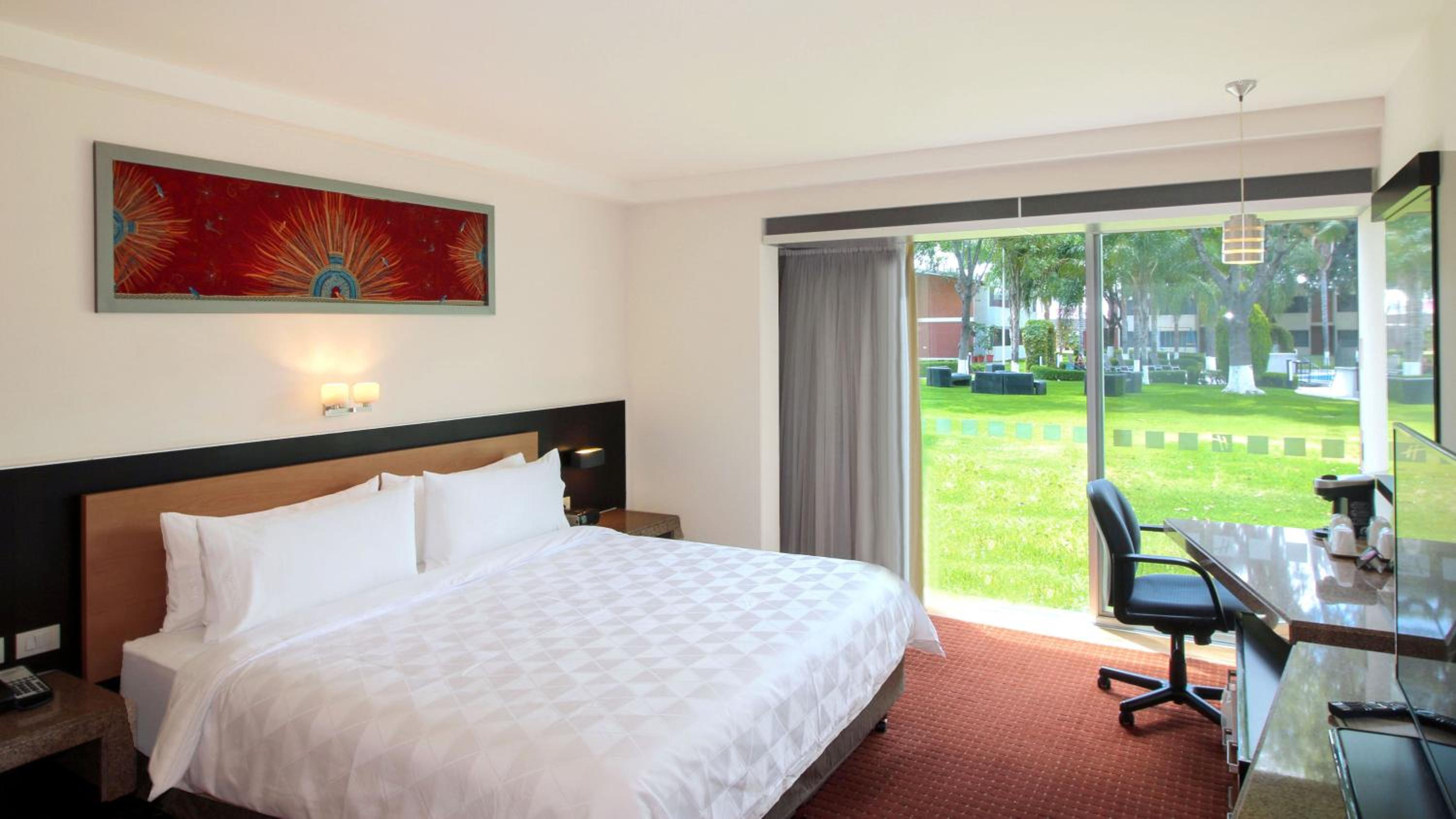 Standard King Room with Courtyard View - Photo 2