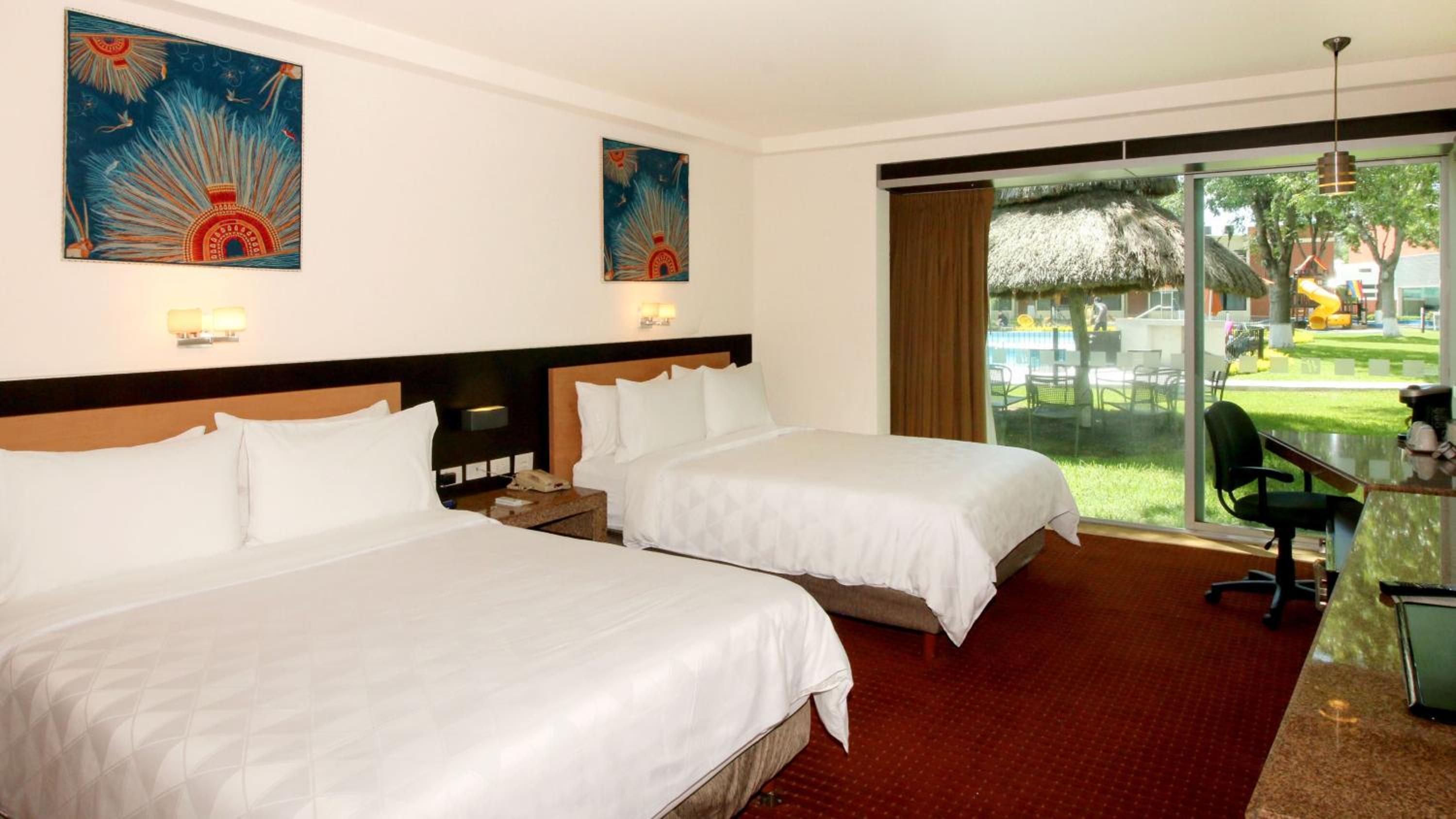 Standard Queen Room with Two Queen Beds and Courtyard View - Photo 2