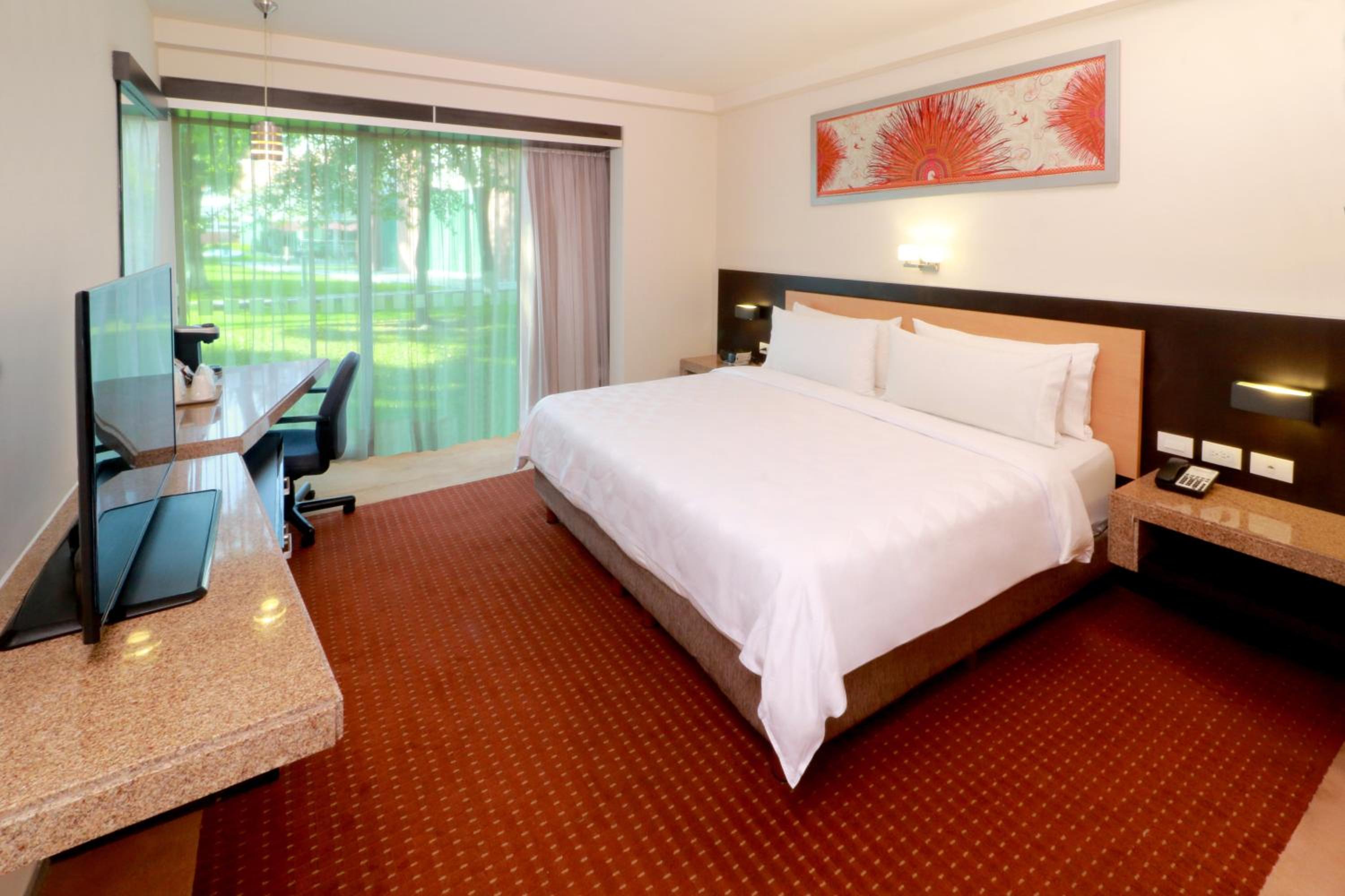 Standard King Room with Courtyard View - Photo 3