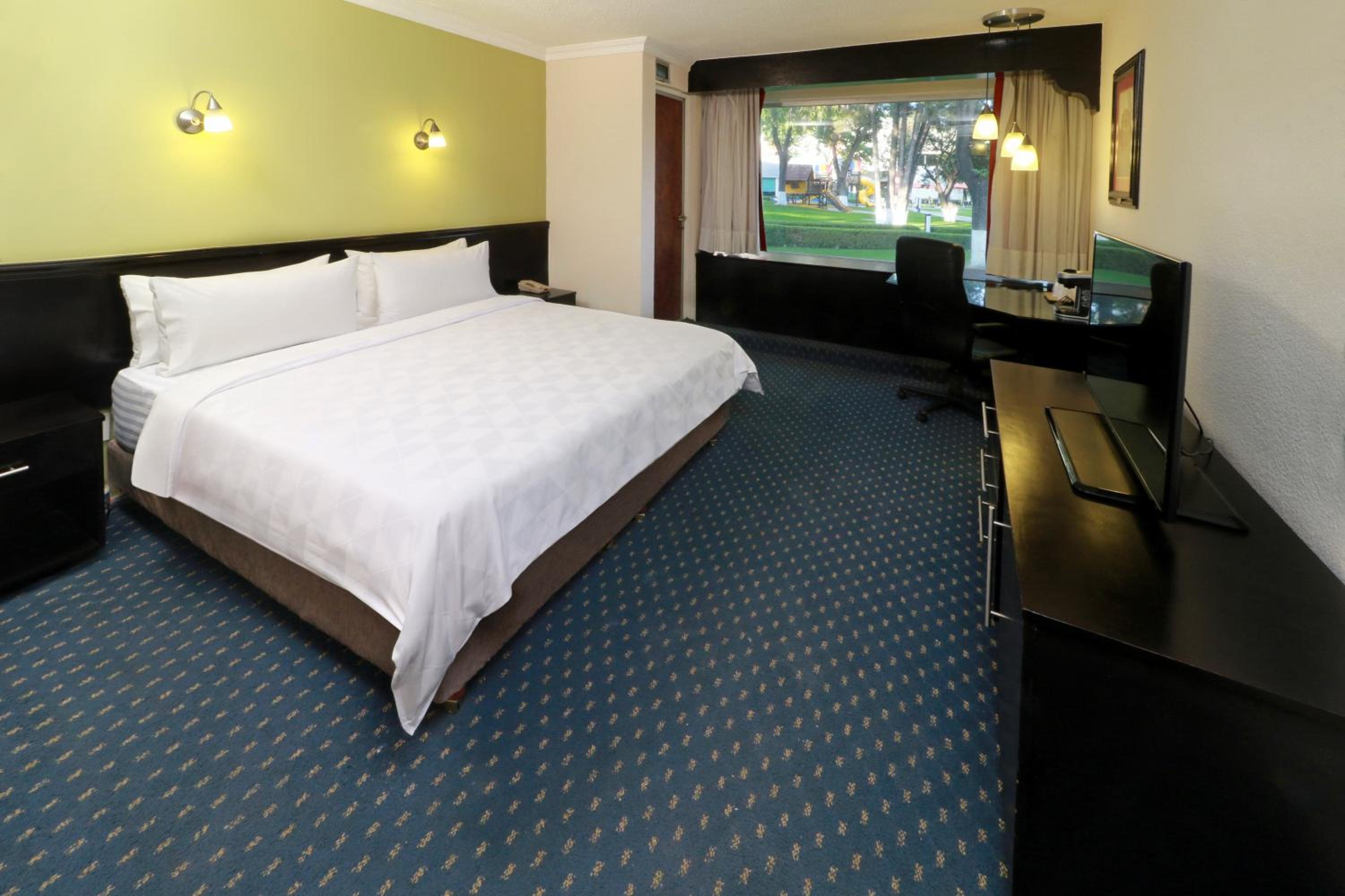 1 King Standard With Bath And Courtyard - Photo 4
