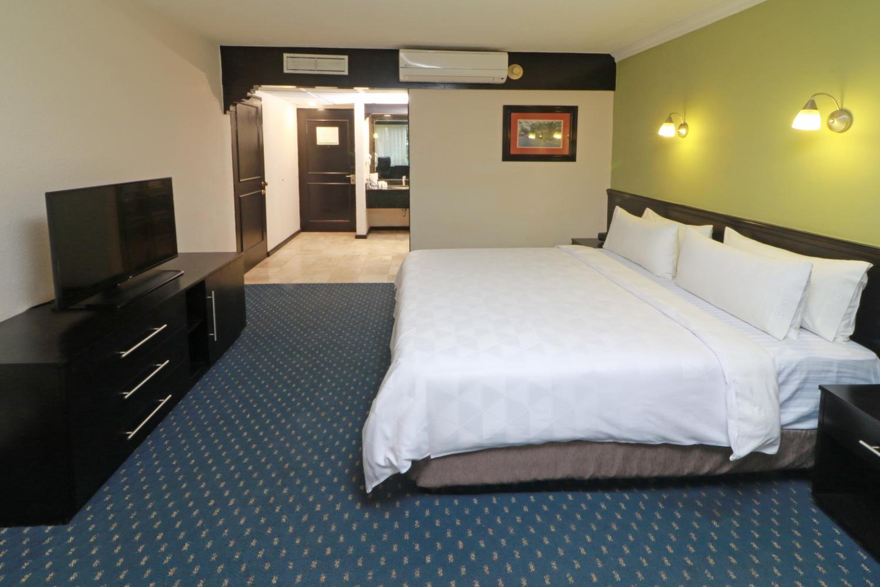 1 King Standard With Bath And Courtyard - Photo 1