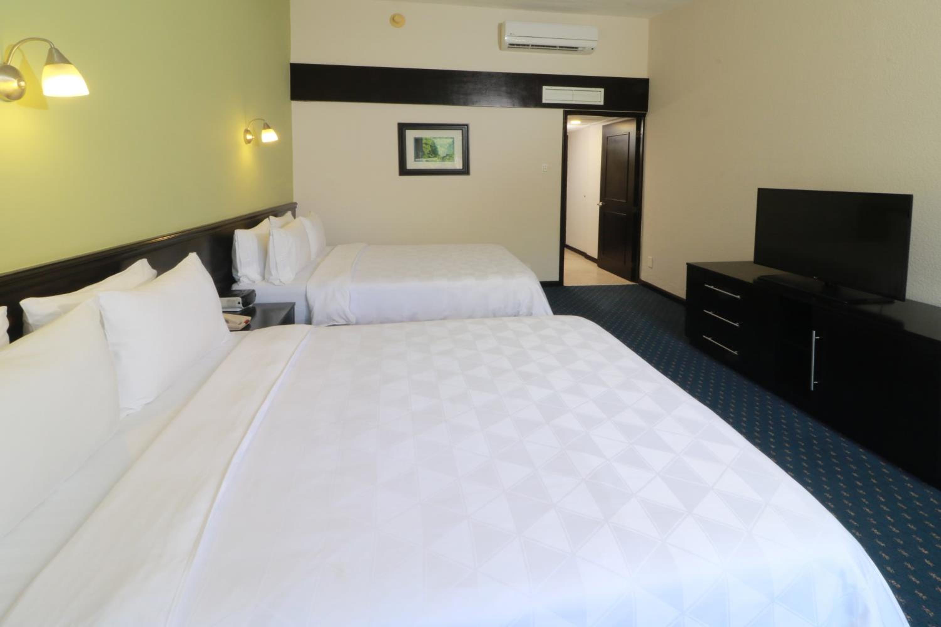 Standard Double Room with Two Double Beds and Courtyard Access - Photo 3