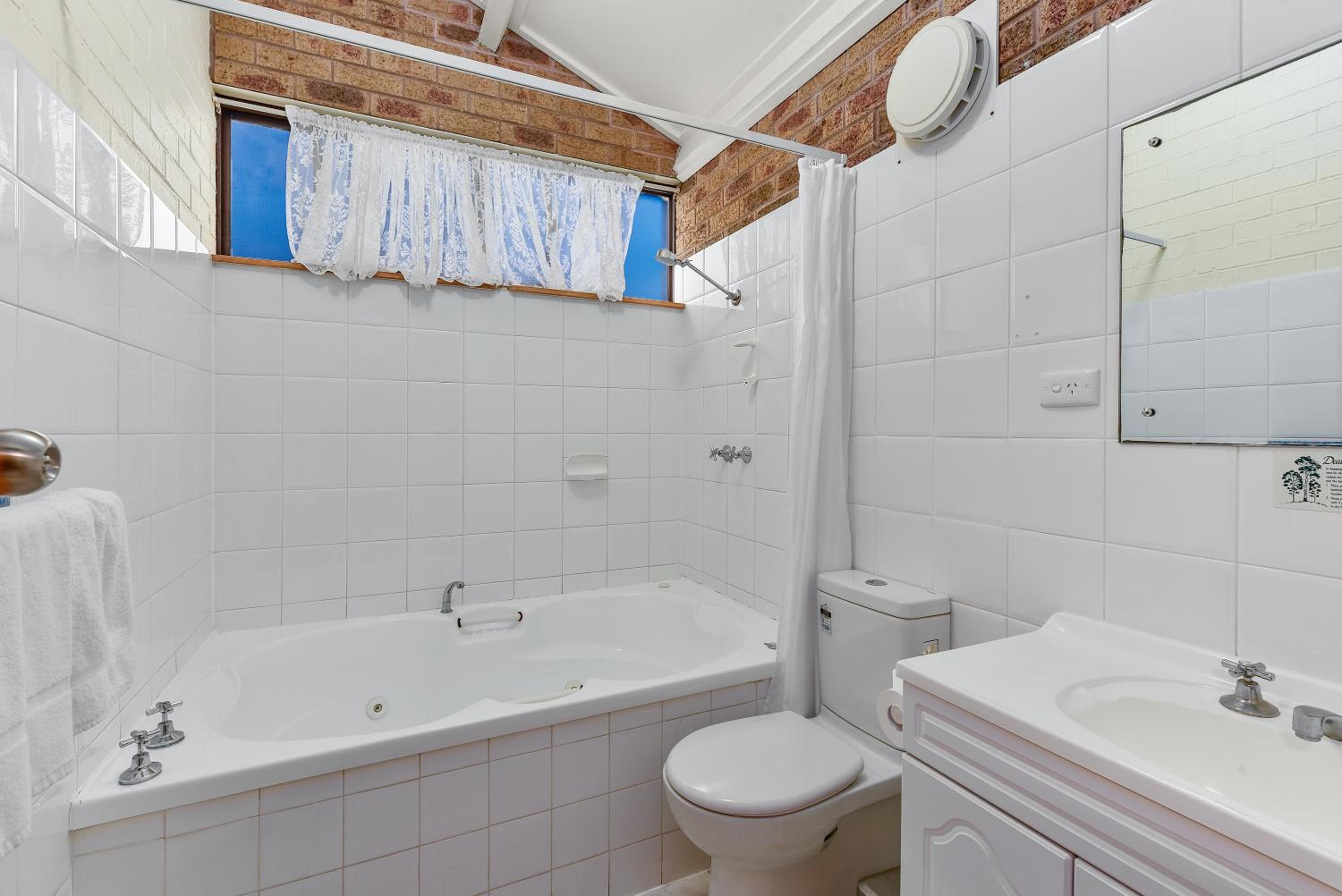 Deluxe Triple Room with Spa Bath - Photo 2