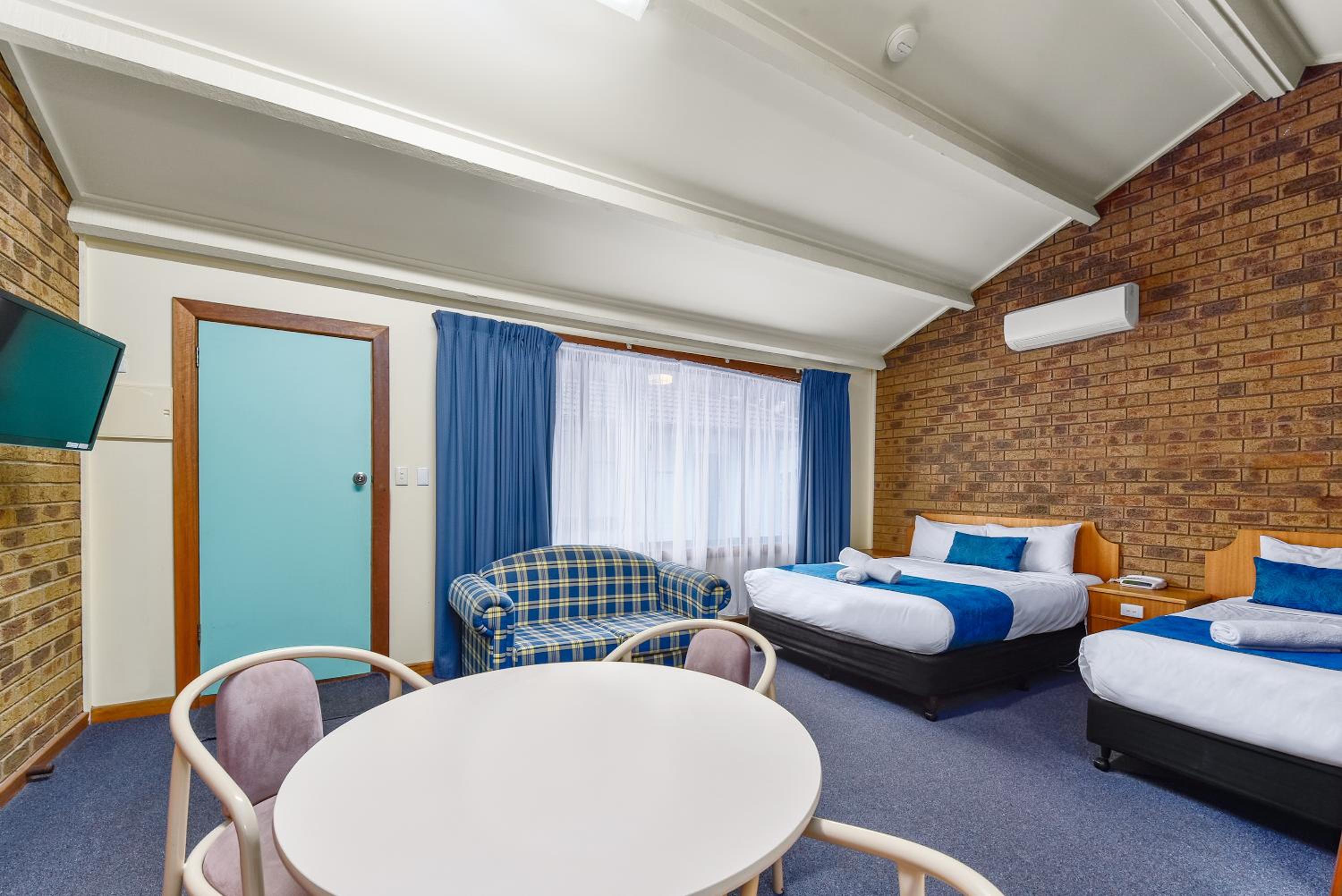 Deluxe Triple Room with Spa Bath - Photo 4