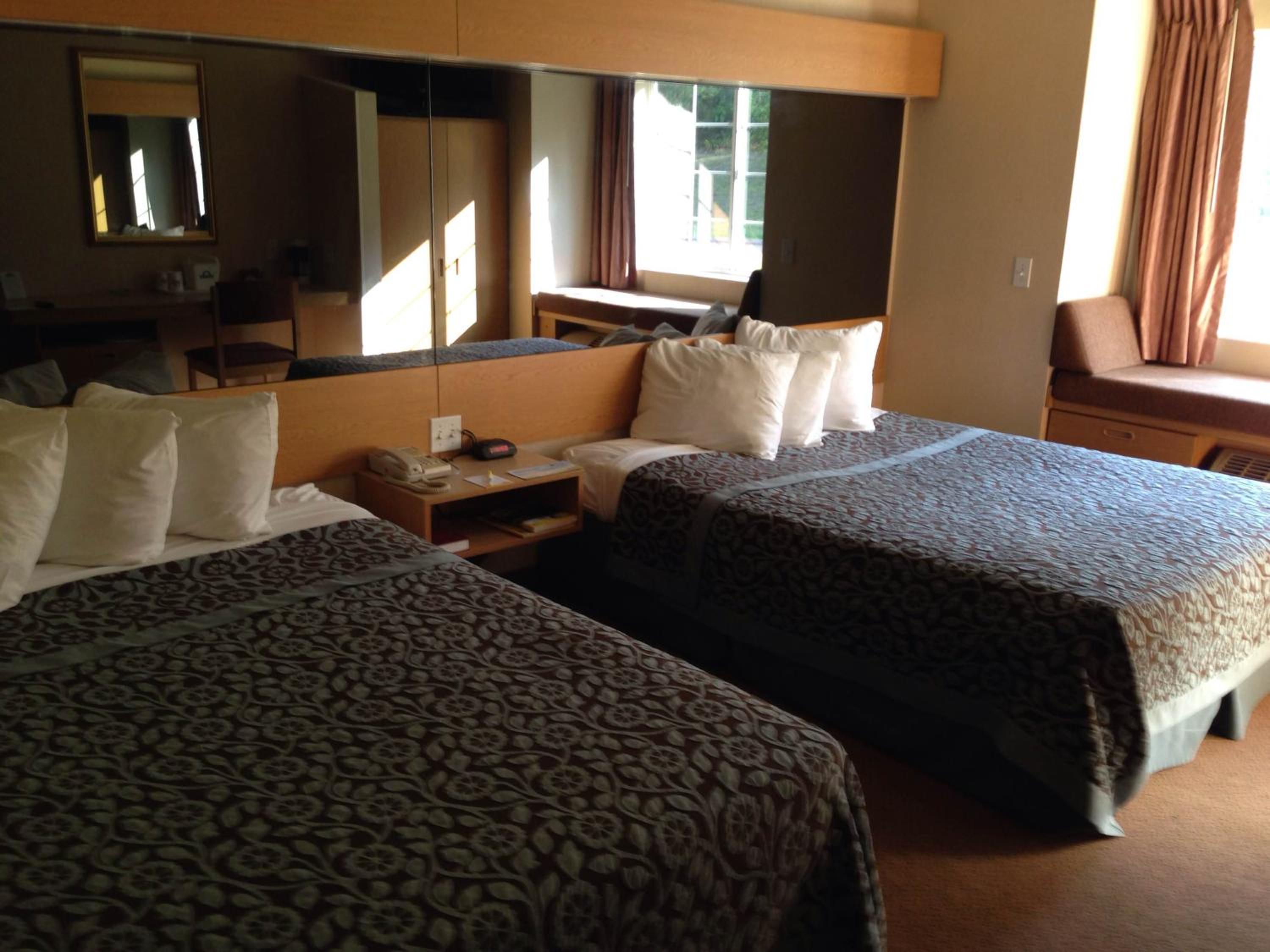 Queen Room With Two Queen Beds - Non-Smoking photo 3