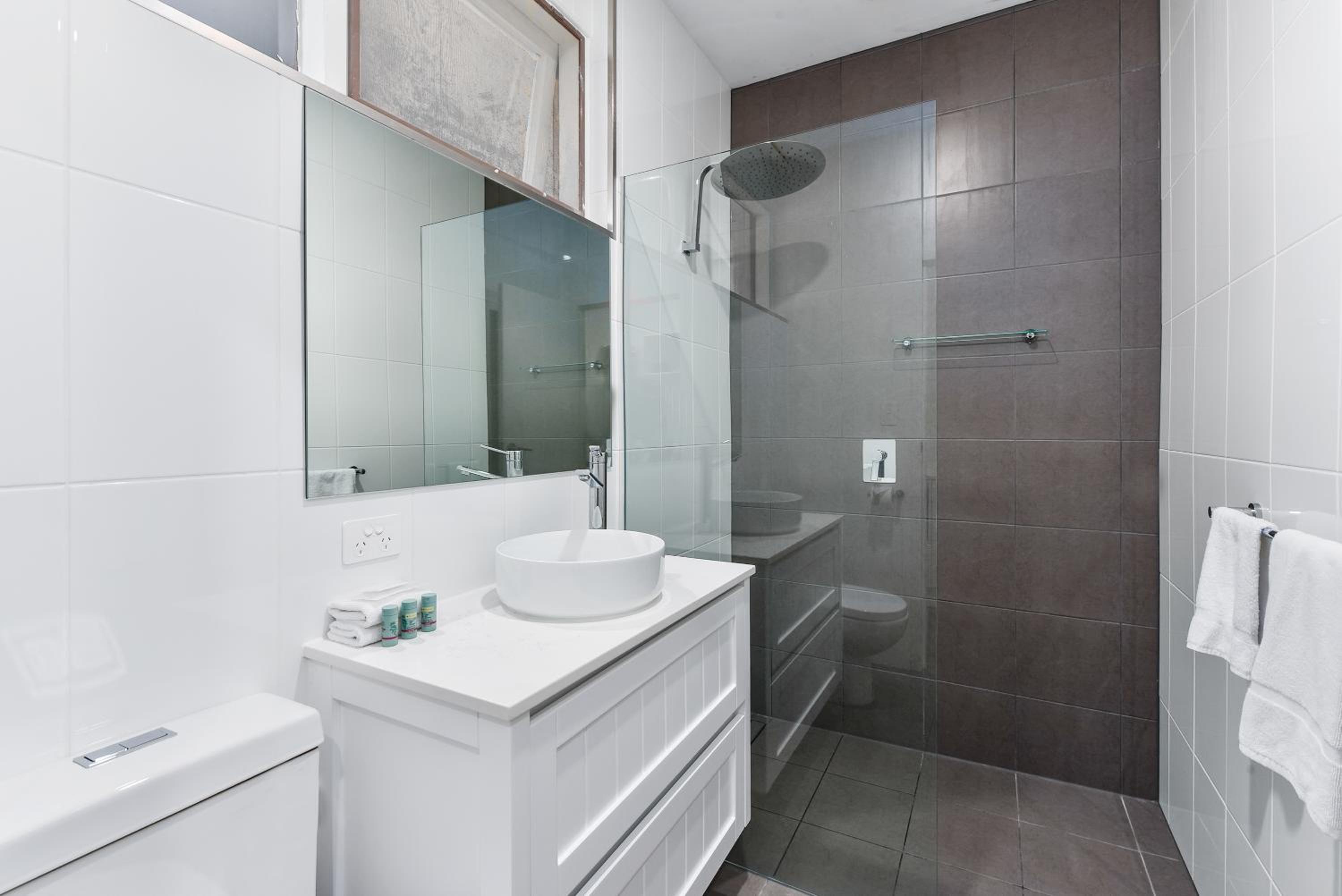 One-Bedroom Apartment - Photo 4