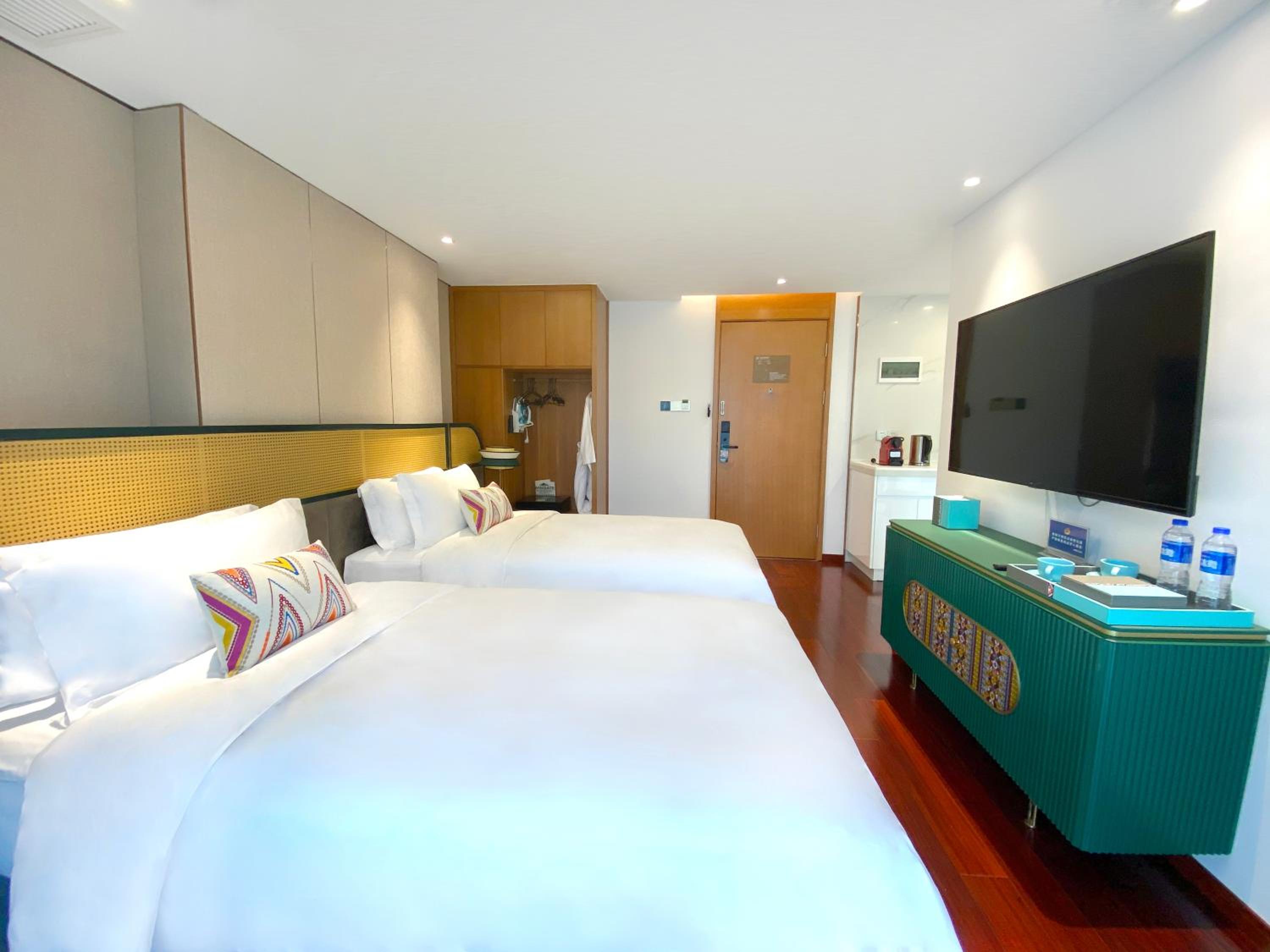 Twin Room - Non-Smoking - Photo 2