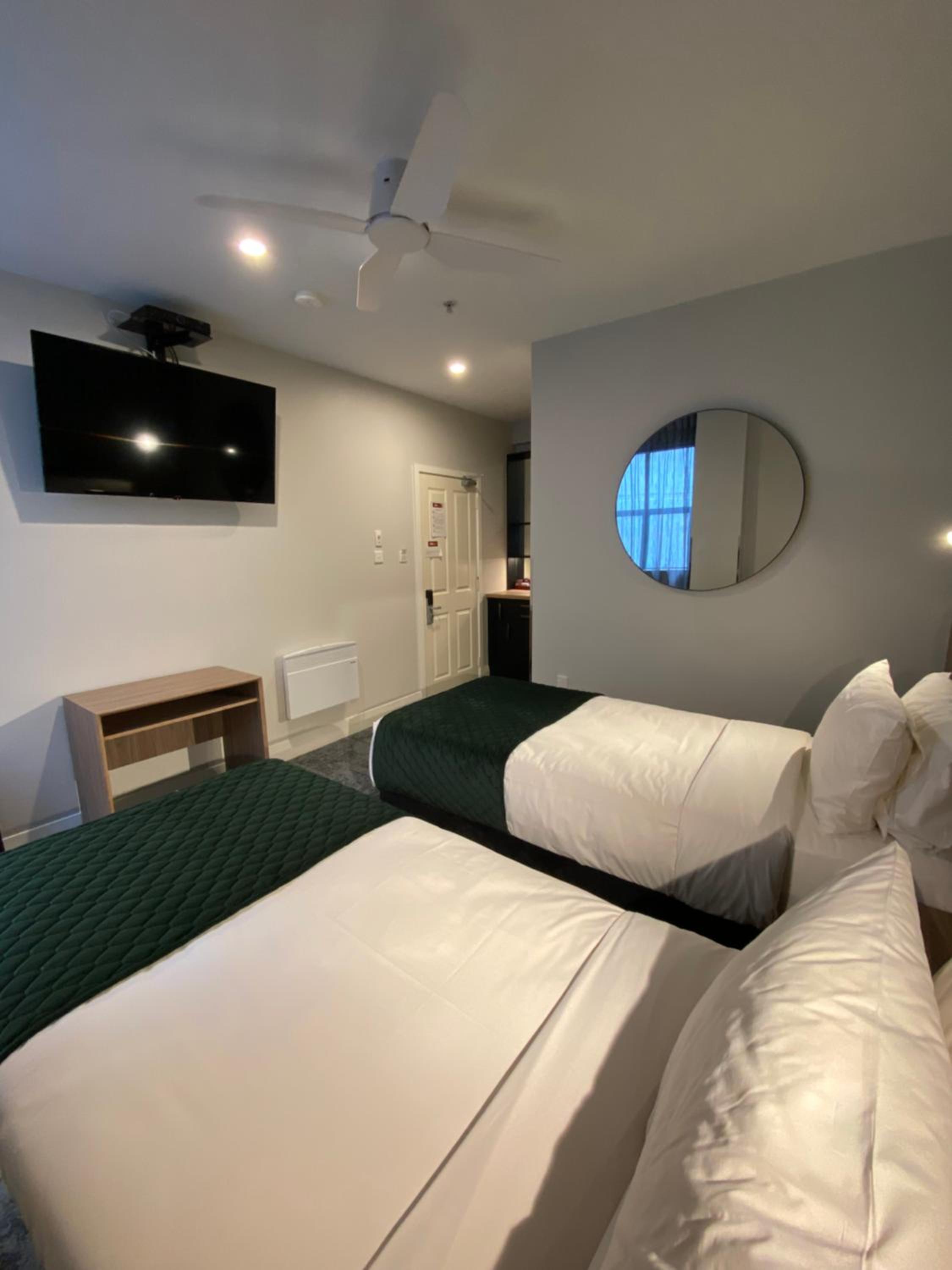 Twin Room thumbnail 5