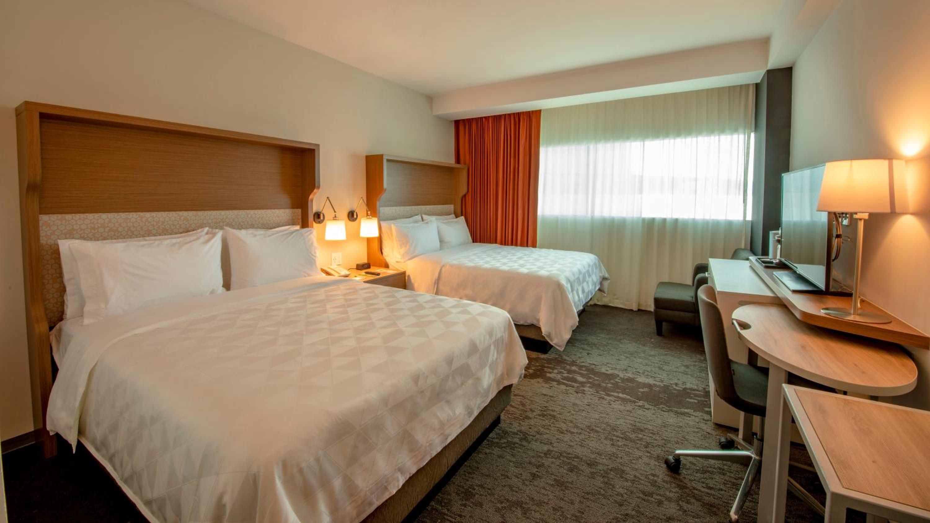 Standard Room with Two Queen Beds - Photo 5