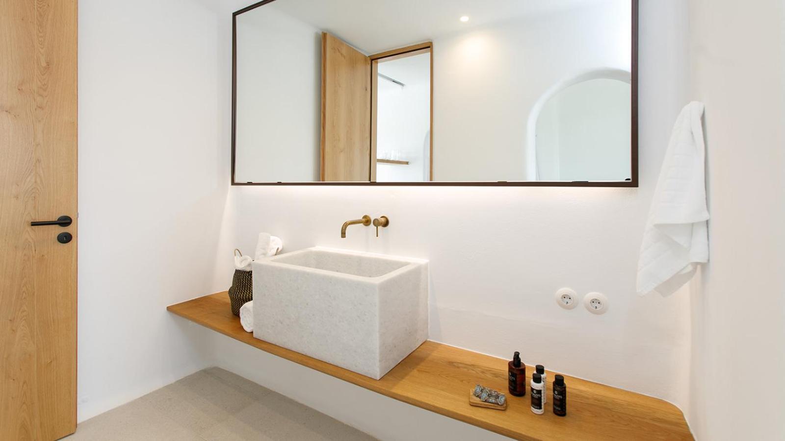 Suite with Balcony - Photo 2