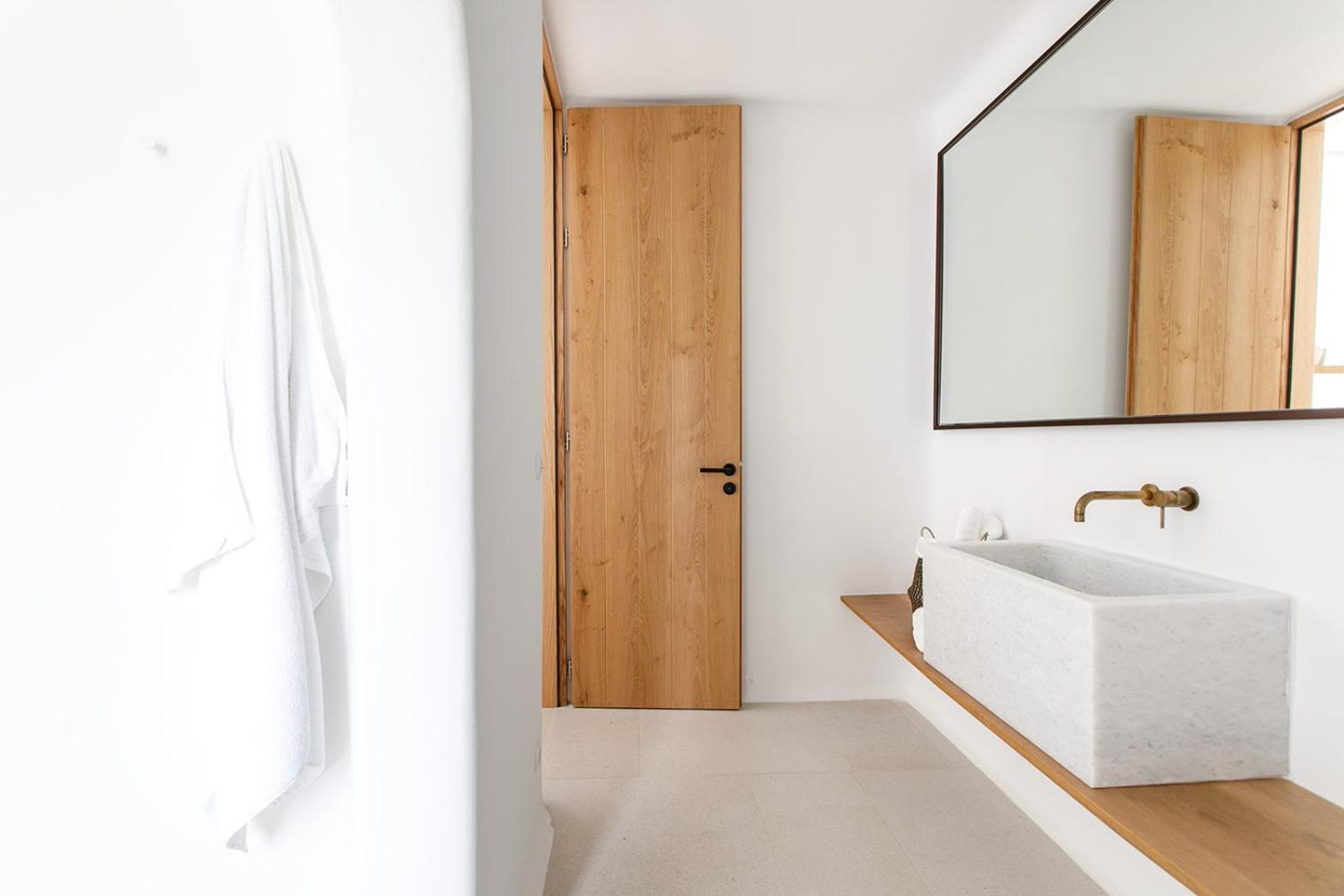 Suite with Balcony - Photo 22