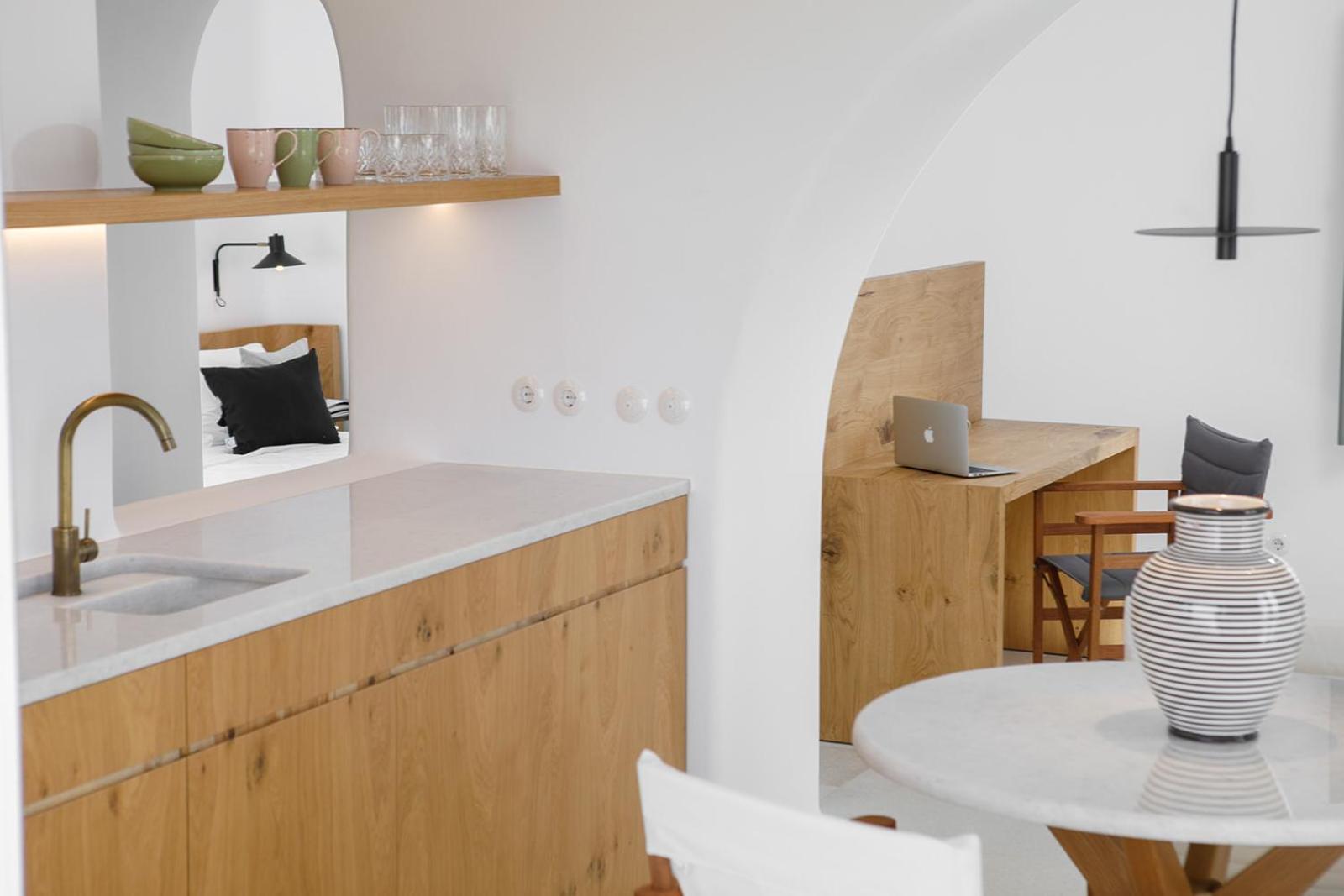 Suite with Balcony - Photo 9
