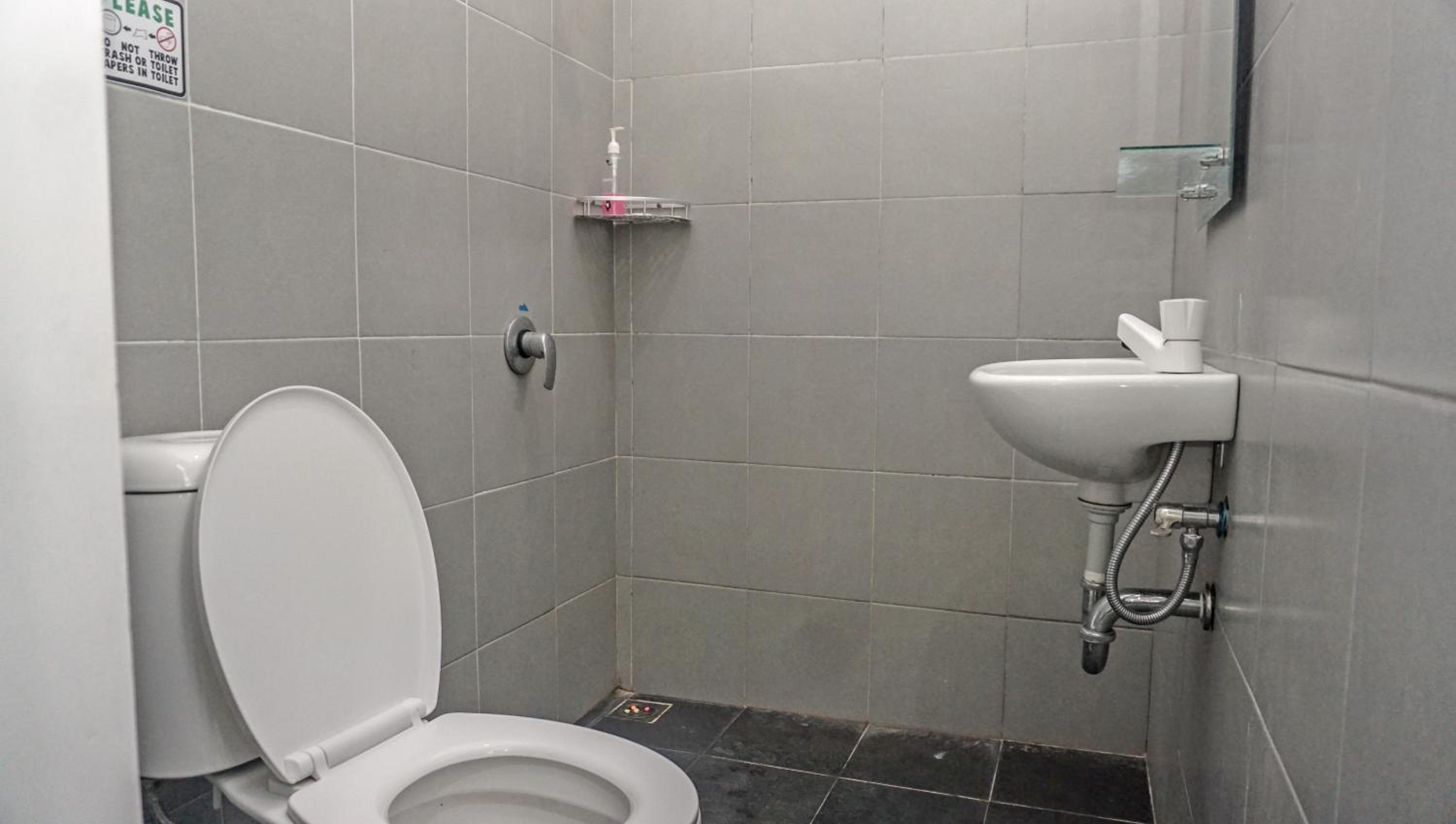 Single Room With Private Bathroom - Photo 4