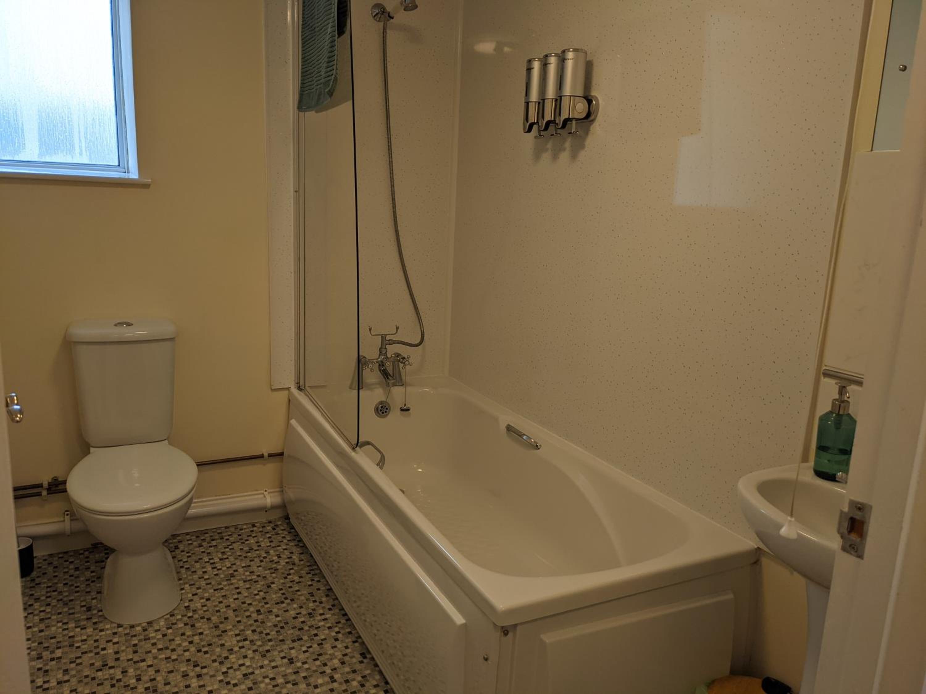 Double Room with Private Bathroom - Photo 8