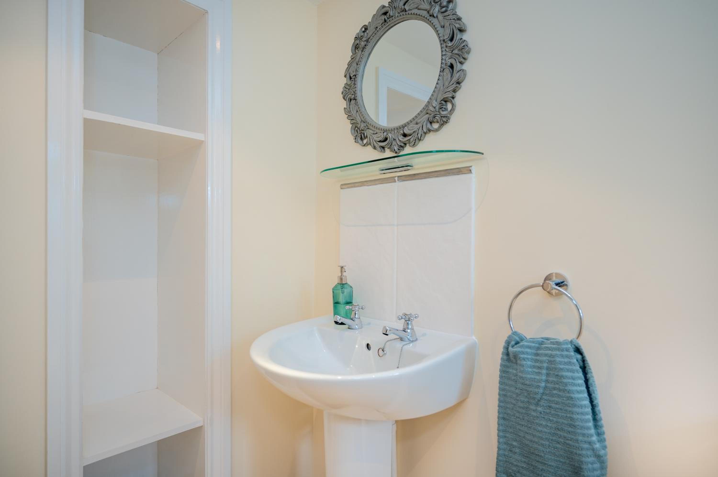 Quadruple Room with Bathroom - Photo 28
