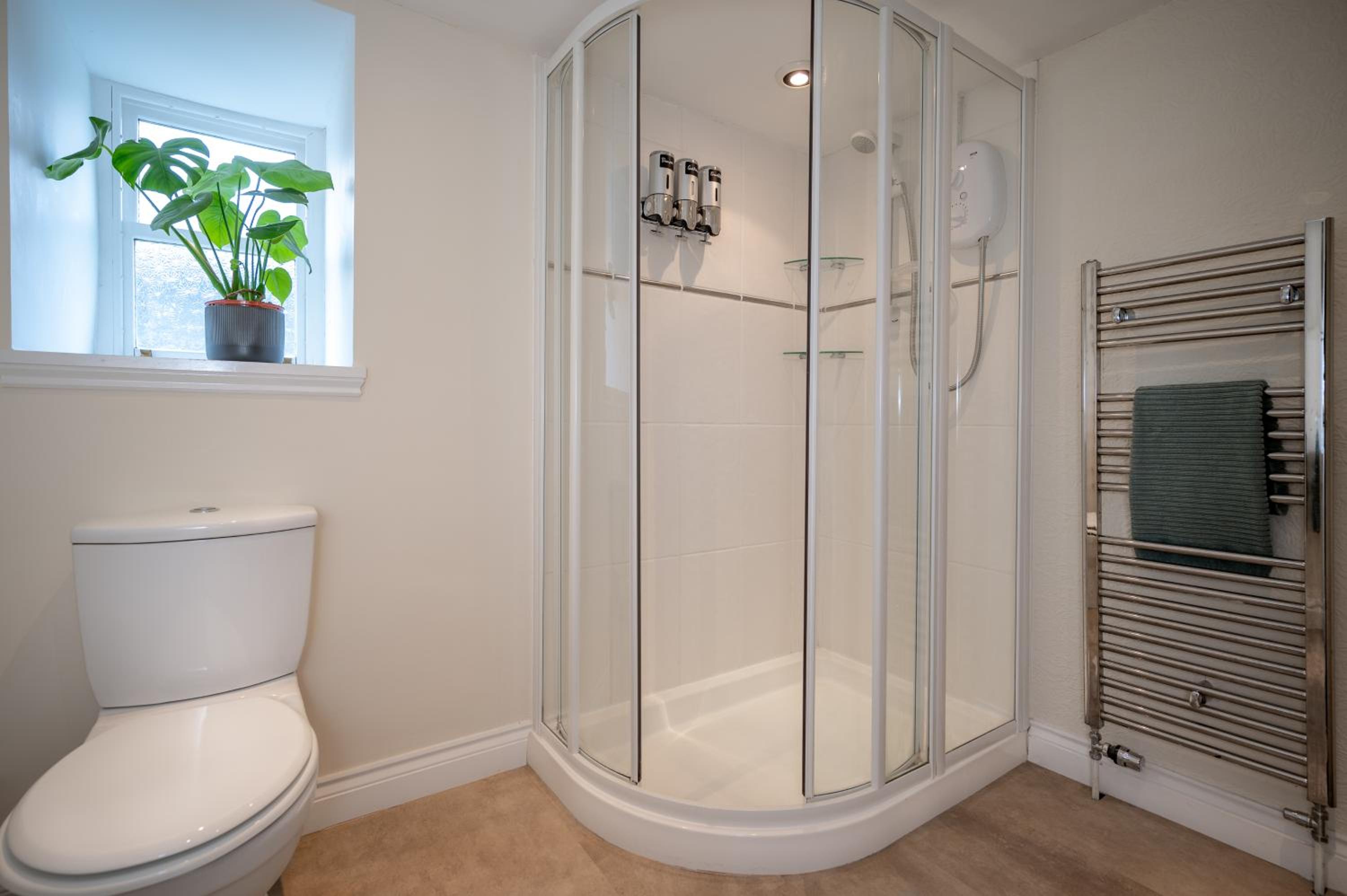 Quadruple Room with Bathroom - Photo 23