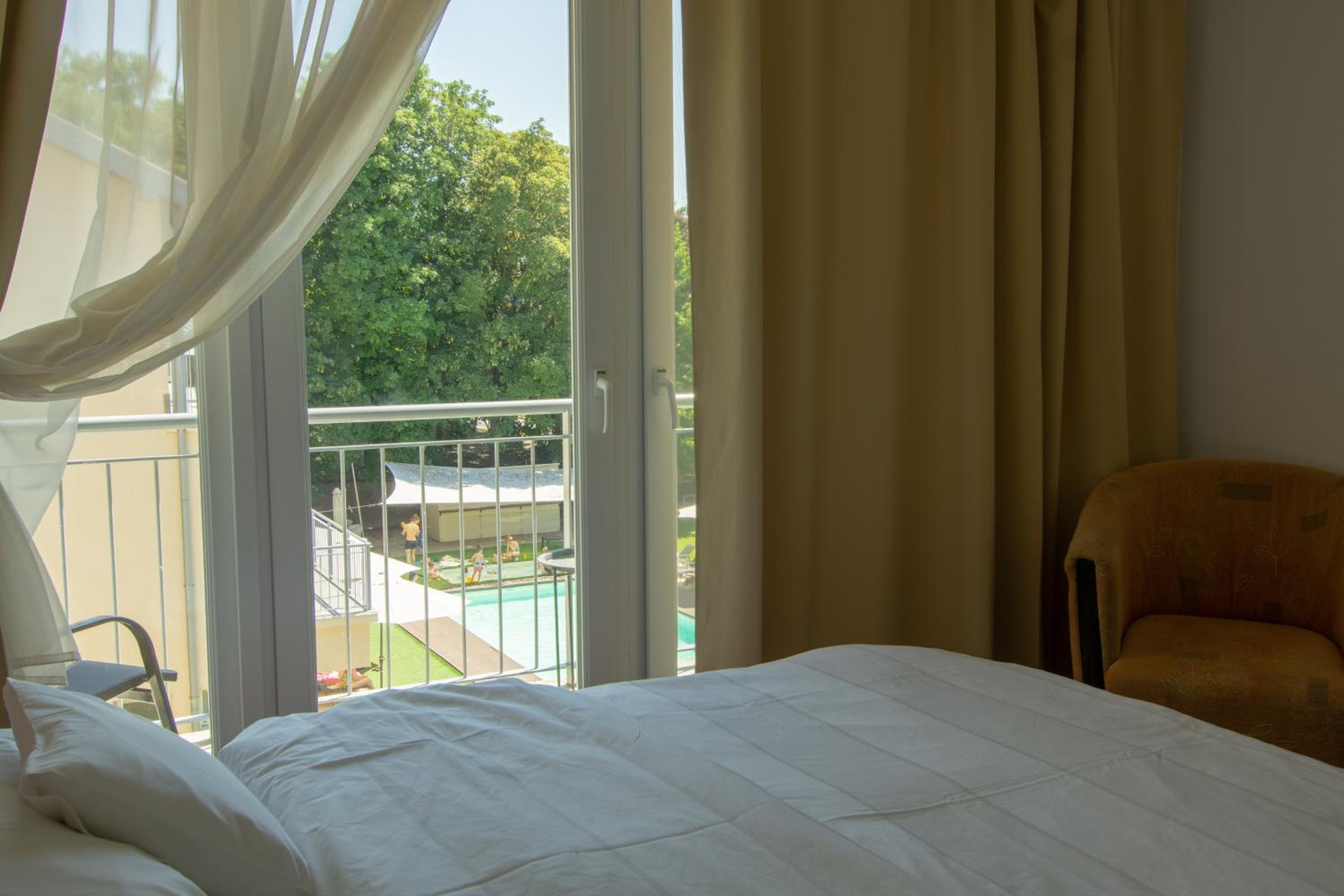 Double Room with Pool View - Photo 12