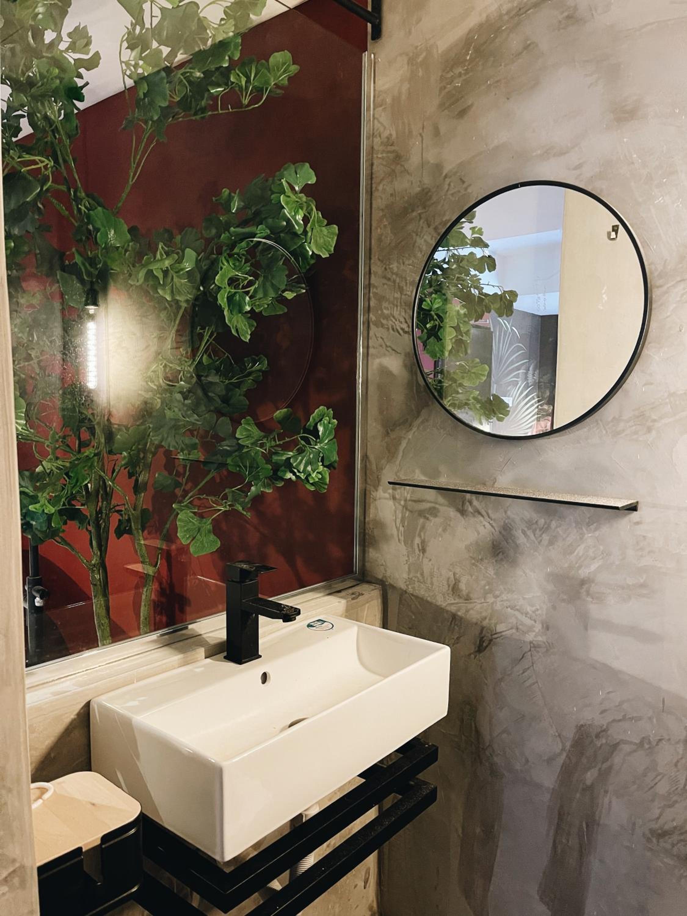 Designer Suite with bathtub - Scarlett