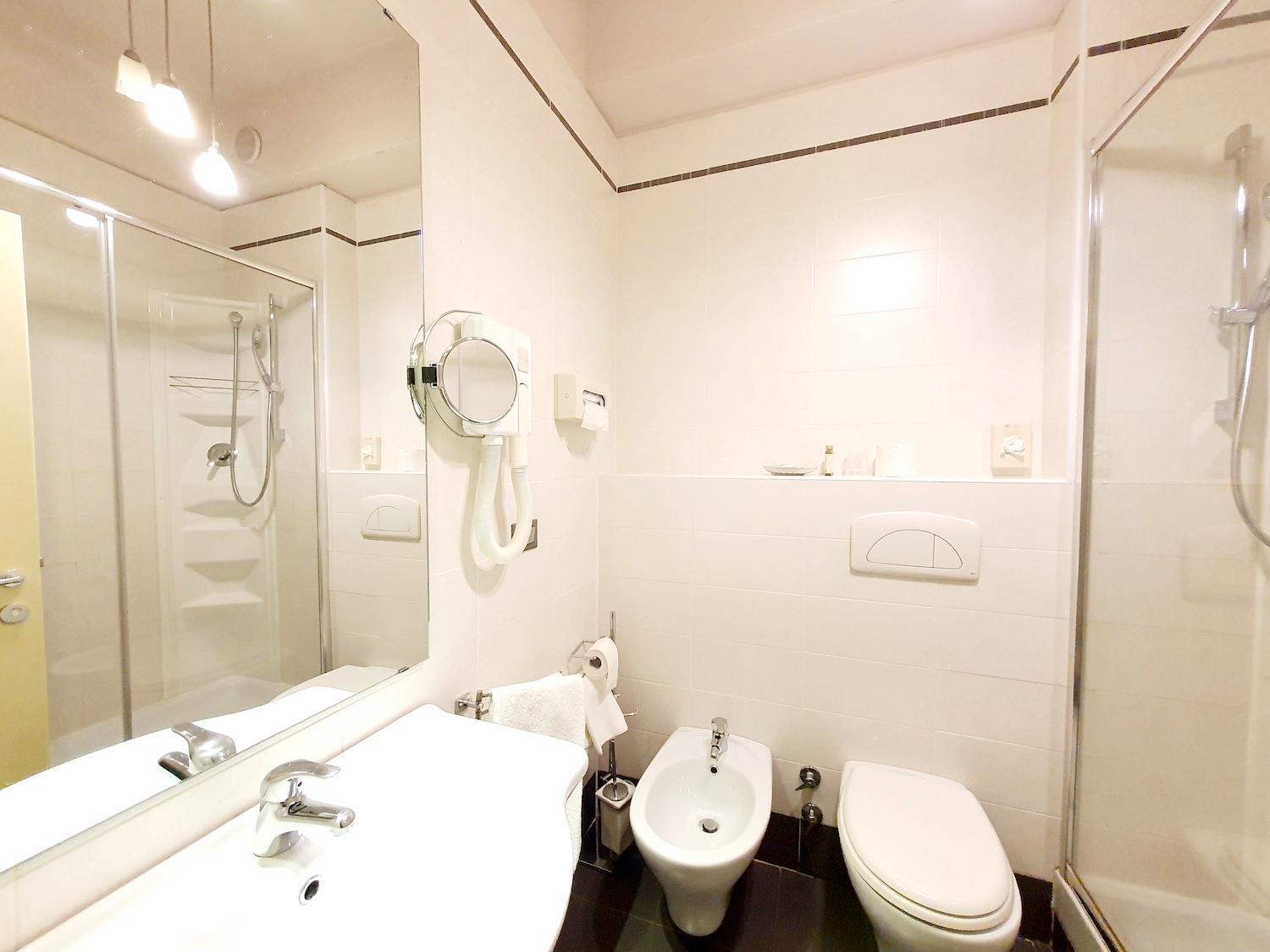 Standard Twin Room - Photo 3