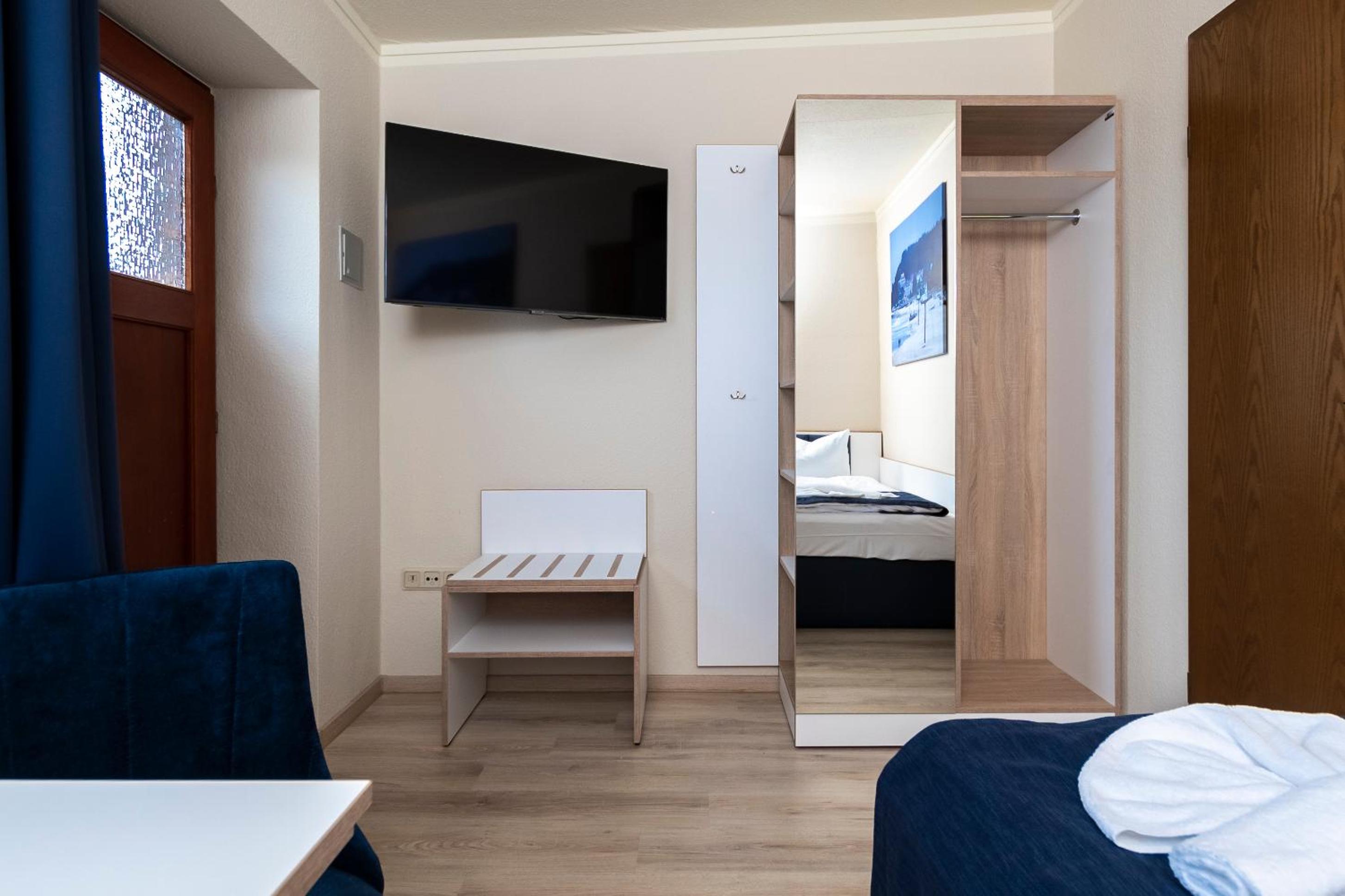 Single Room thumbnail 5