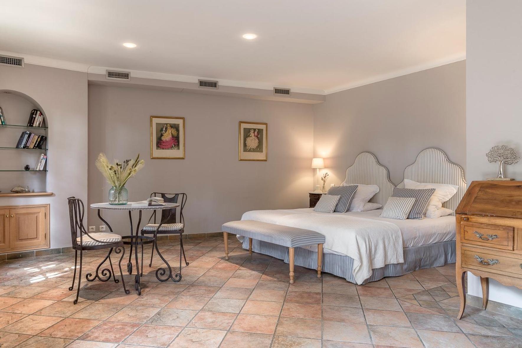 Suite - Photo 1