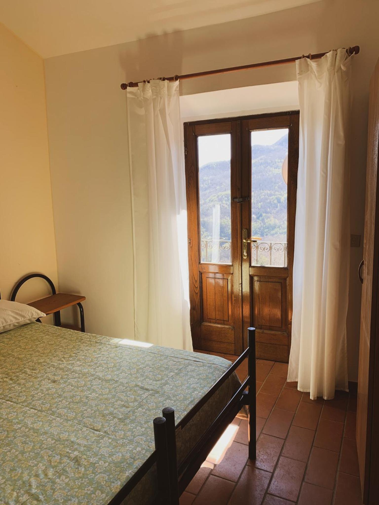 Queen Room with Shared Bathroom photo 1