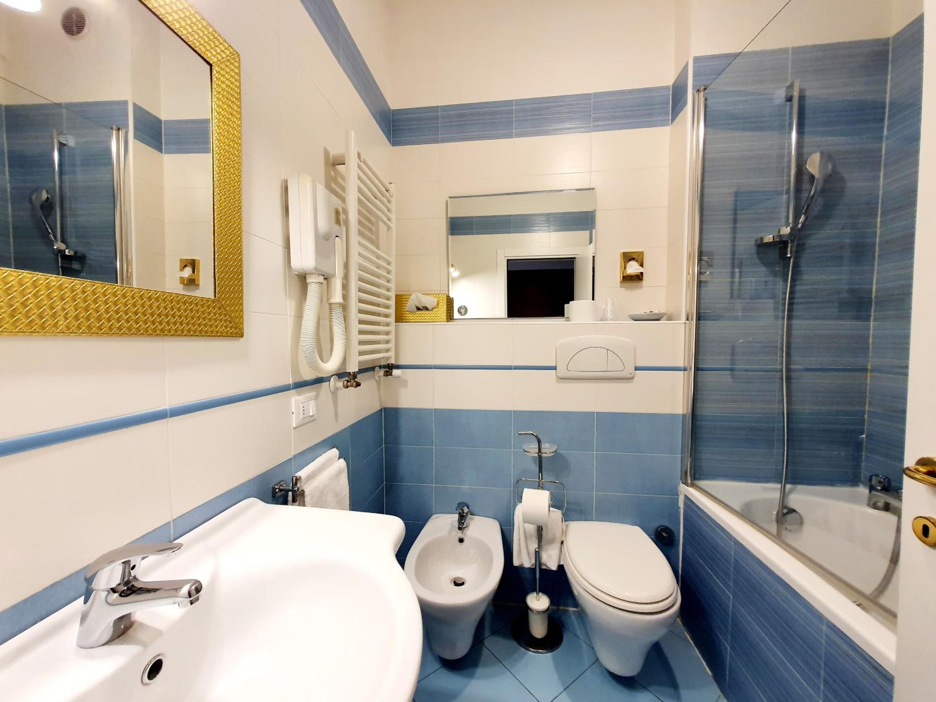 Standard Triple Room - Photo 4