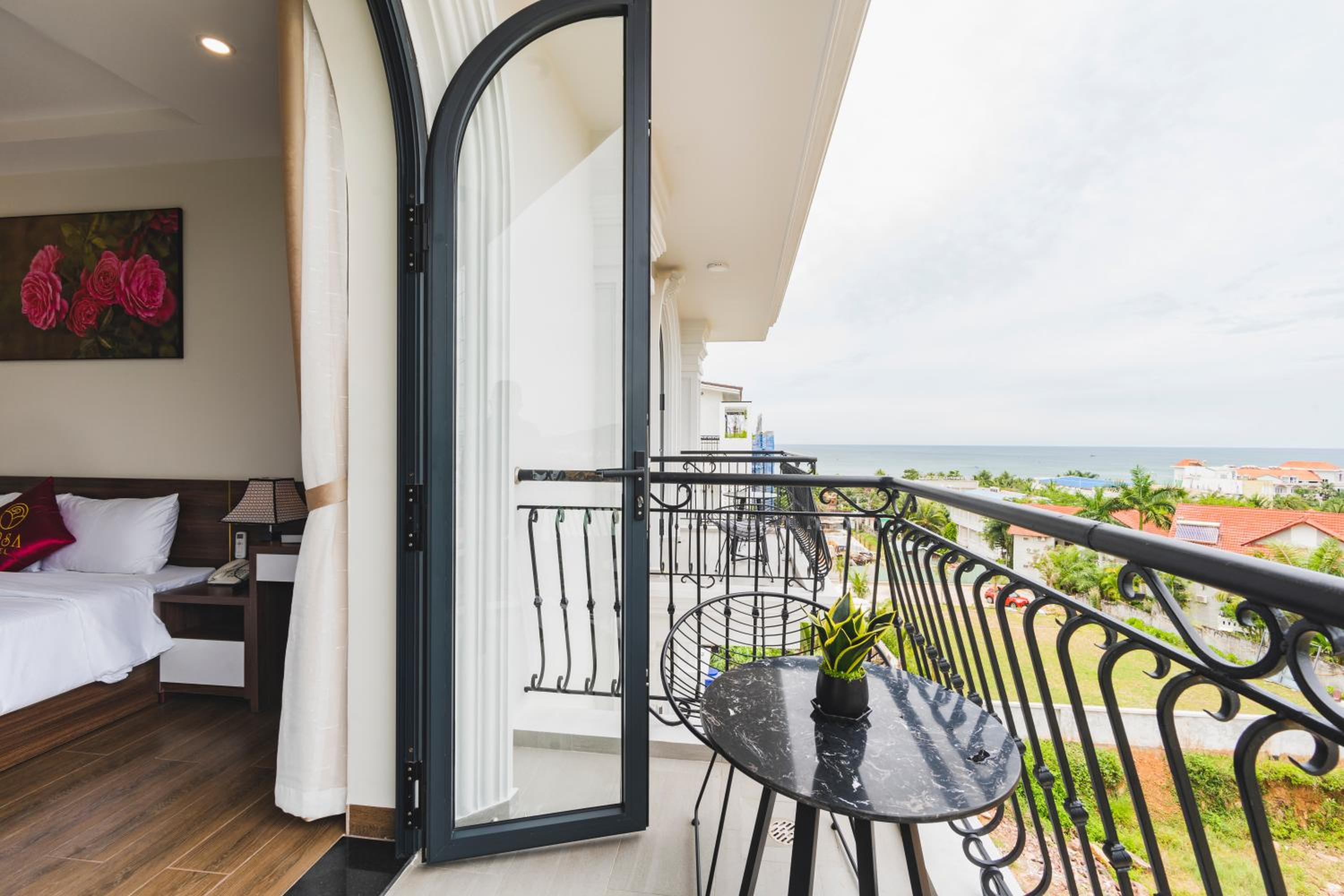 Deluxe Double Room with Sea View - Photo 8