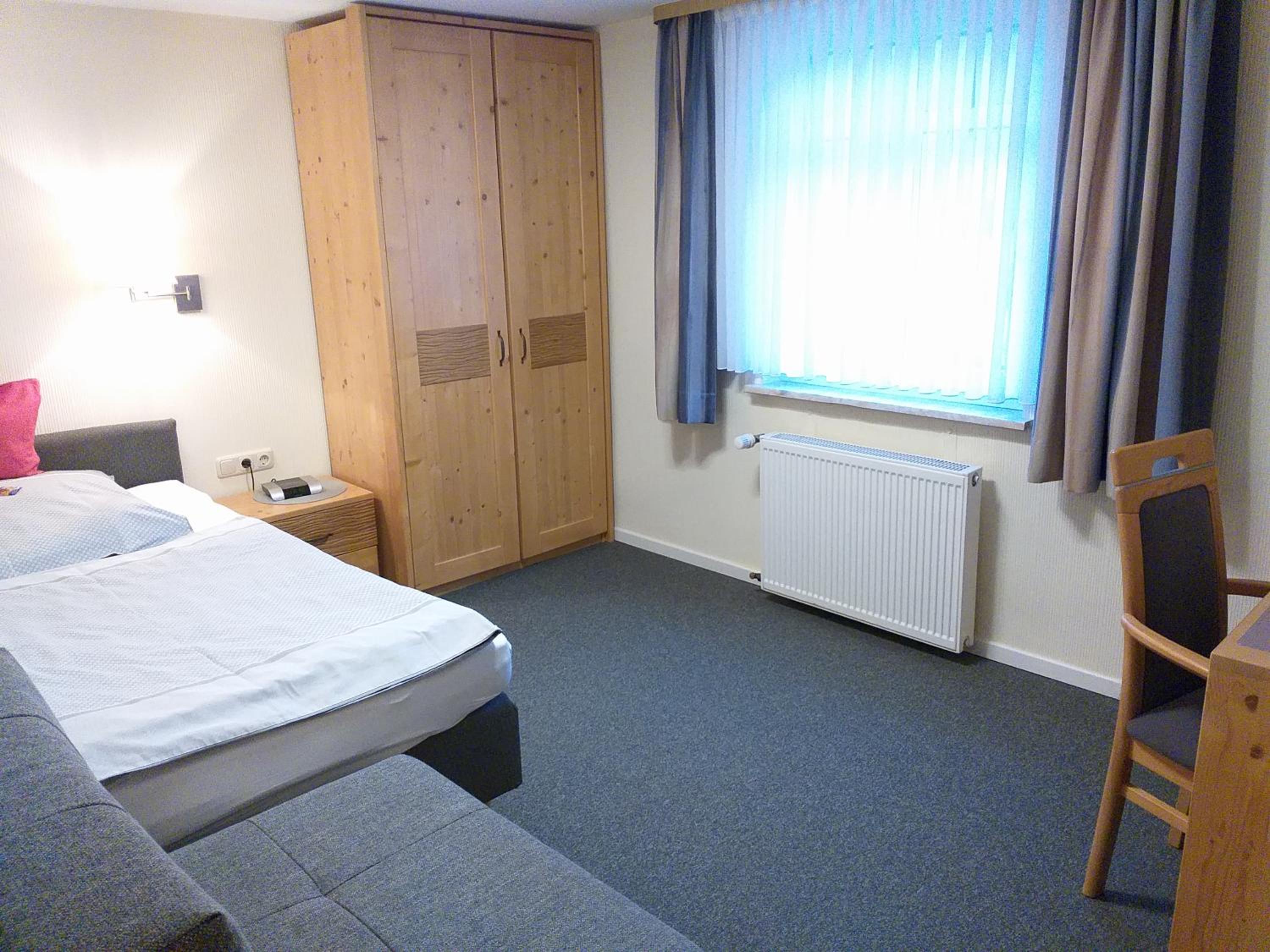 Single Room with Bathroom photo 2