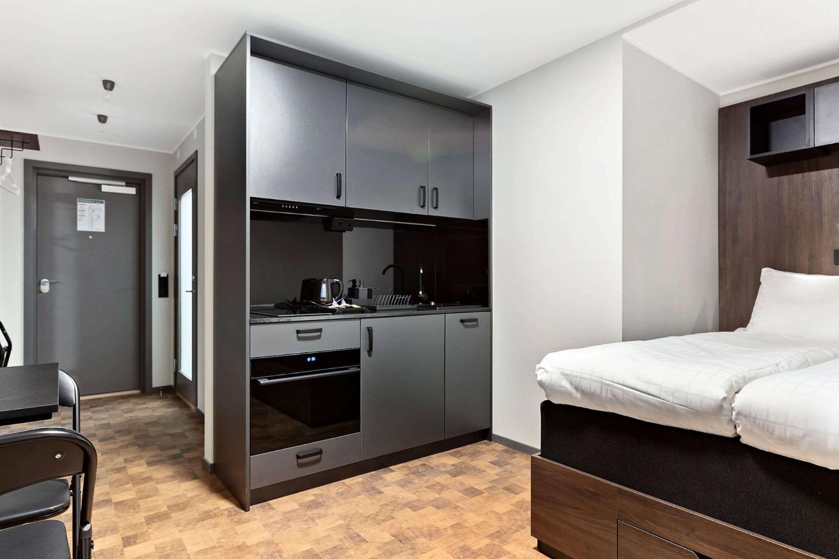 Twin Room with Kitchenette - No Window - Photo 1