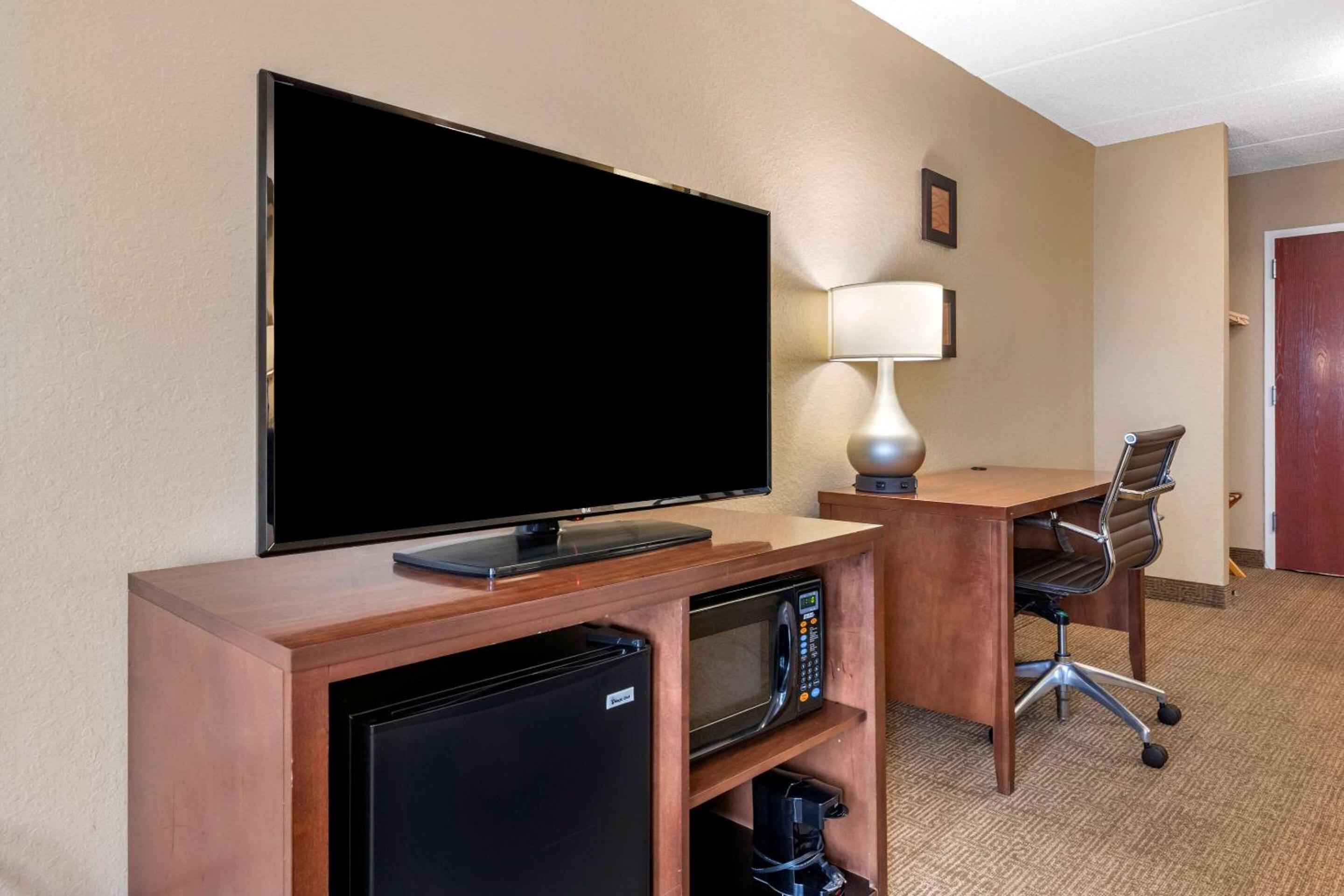 King Room - Non-Smoking - Photo 3