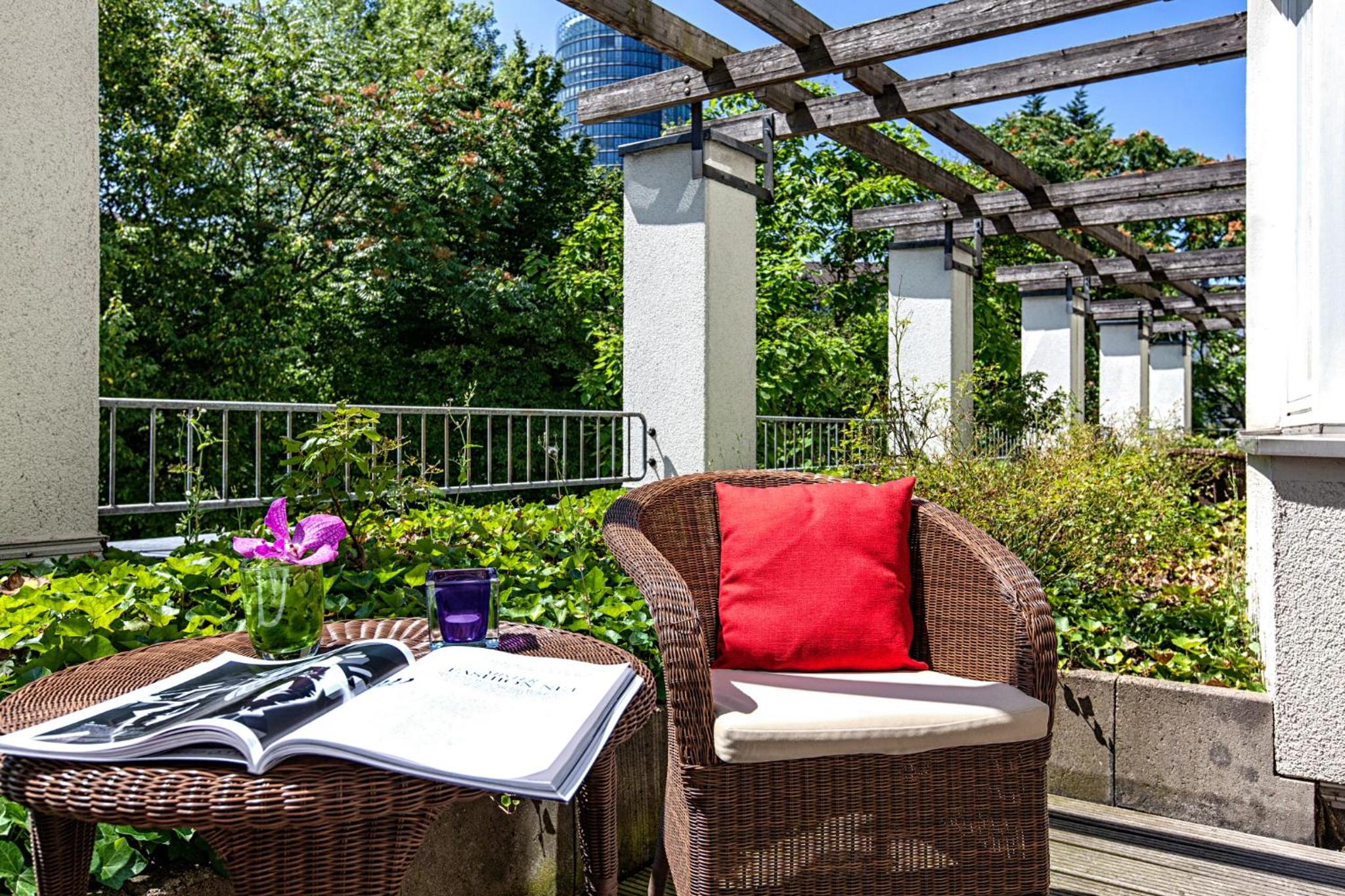 Premium King Room with Balcony and Garden View - Photo 4