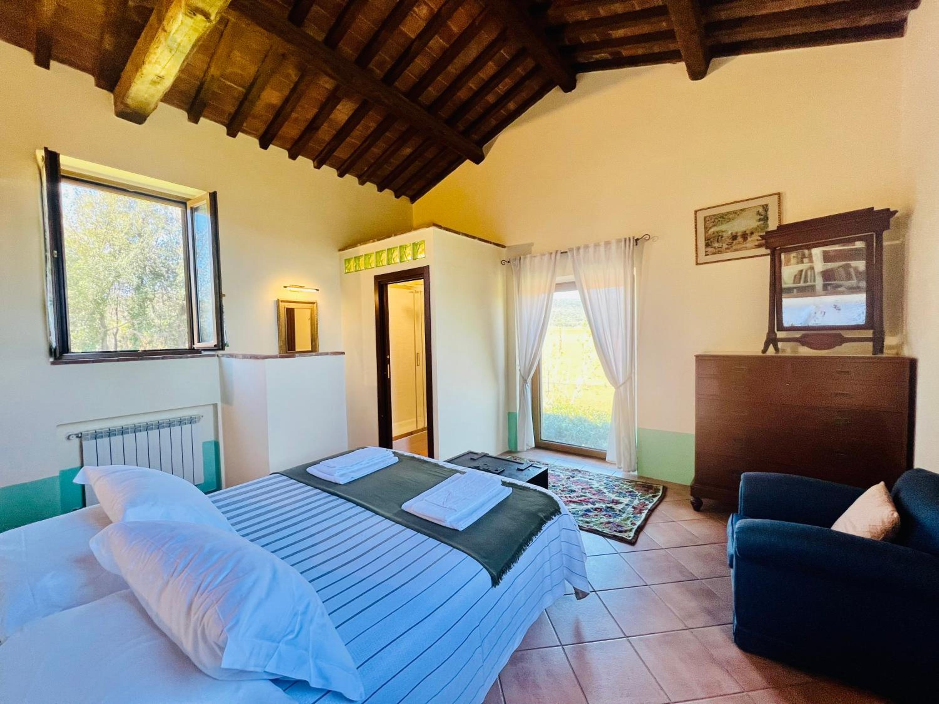 Deluxe King Room - Photo 2