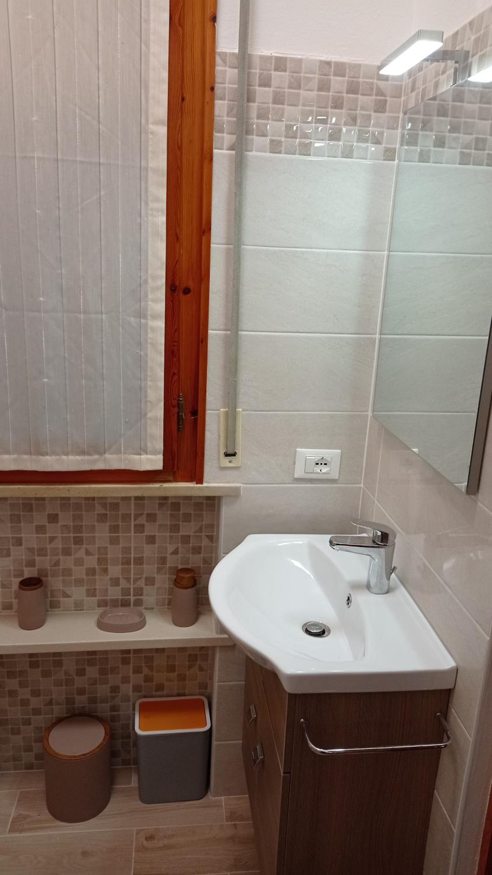 Quadruple Room with Private Bathroom - Photo 5