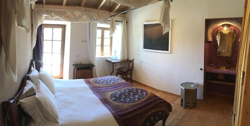 Five-Bedroom House photo 1