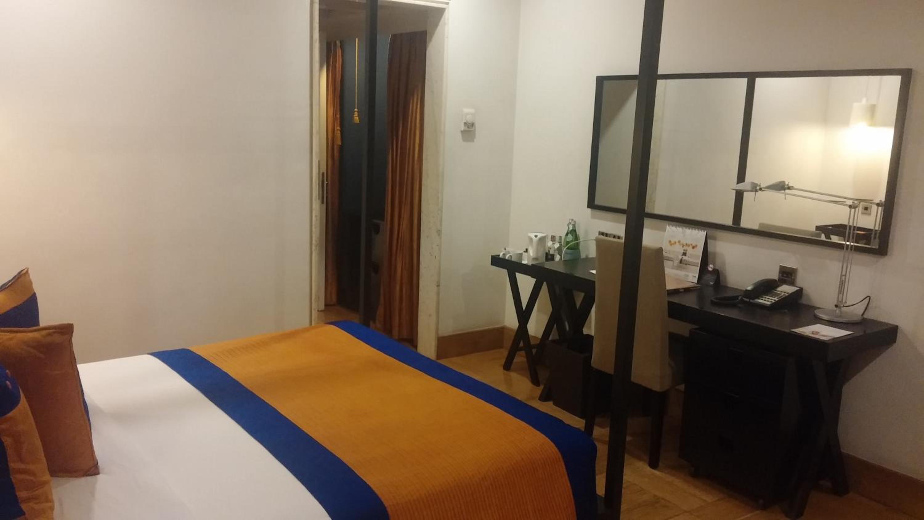 Deluxe Double Room with Balcony Deluxe Double Room with 20% Discount on F&B, Happy Hours( 1+1 on selected beverages) from 5 to 9 P.m.(Sunday to Friday) photo 3