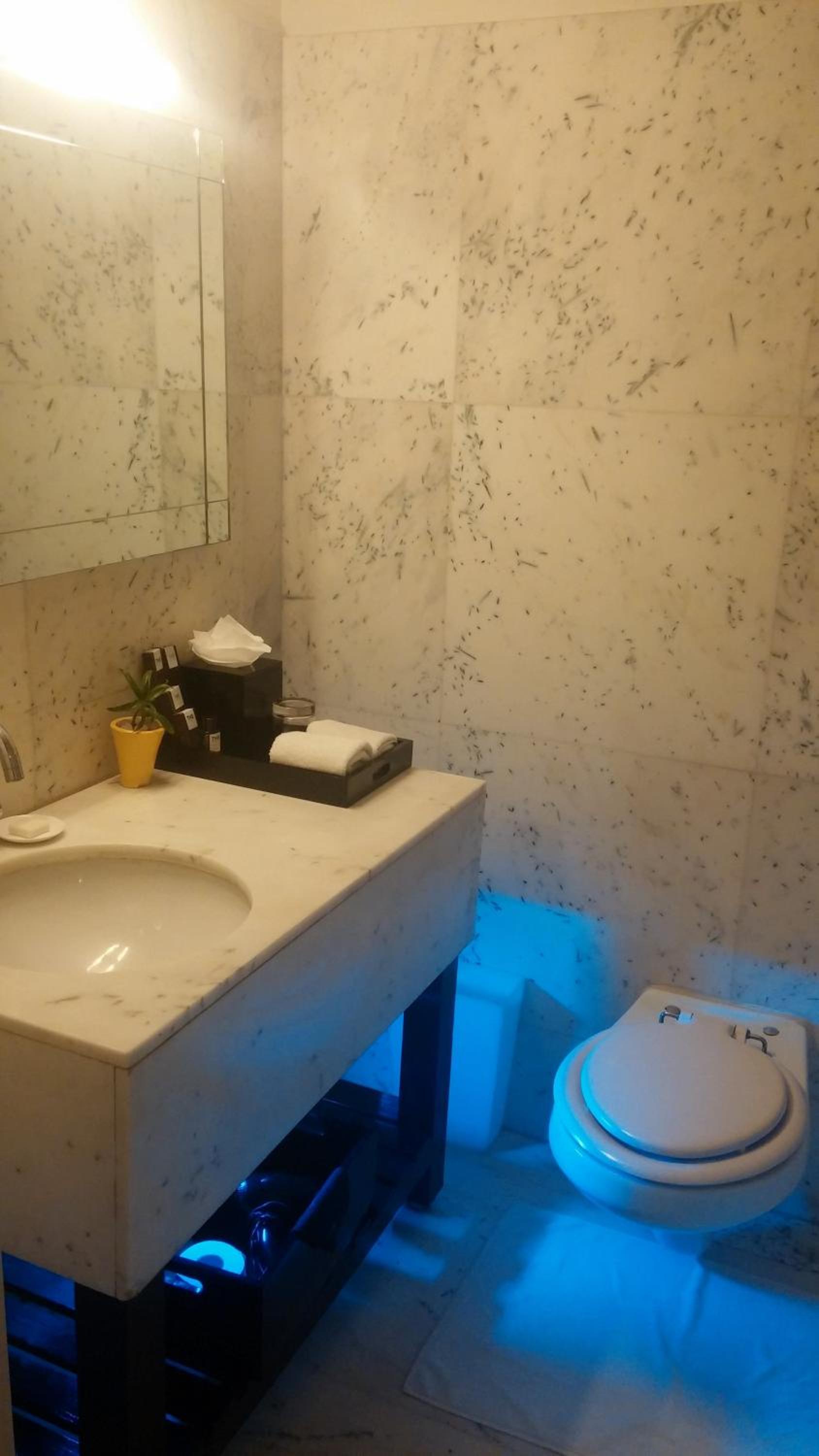 Deluxe Double Room with Balcony Deluxe Double Room with 20% Discount on F&B, Happy Hours( 1+1 on selected beverages) from 5 to 9 P.m.(Sunday to Friday) photo 2