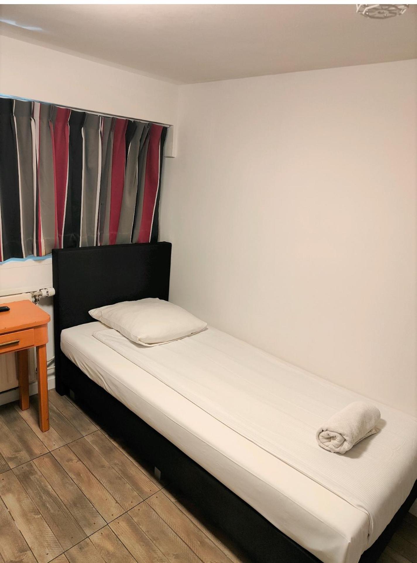 Standard Twin Room with Shared Bathroom photo 2
