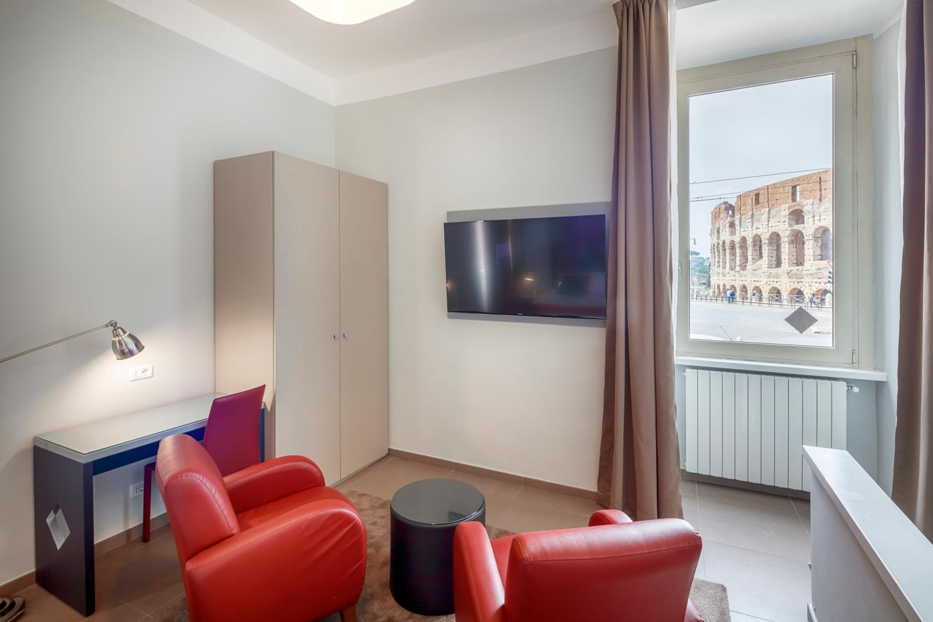 Suite with Coliseum View photo 3