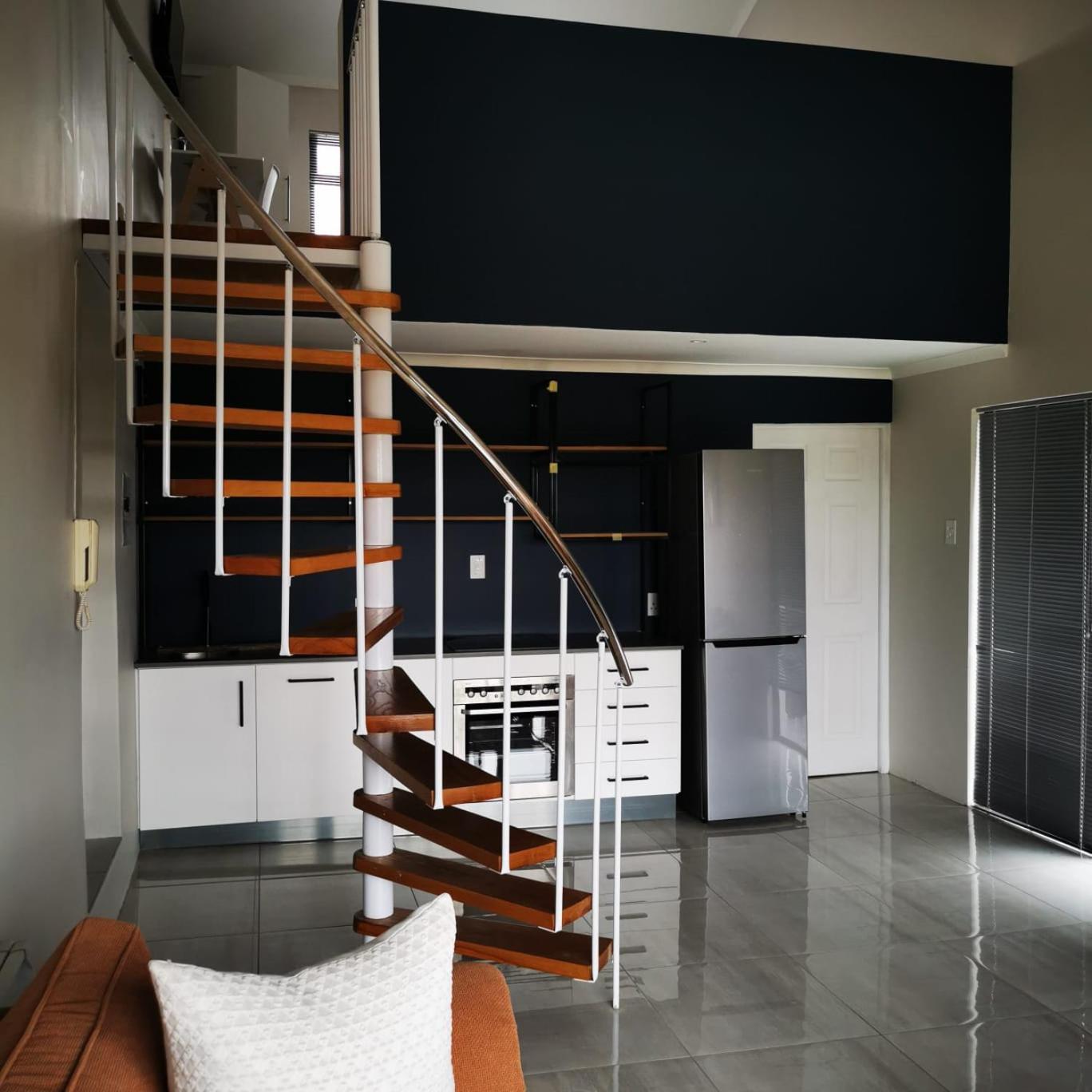 Loft - Photo 2