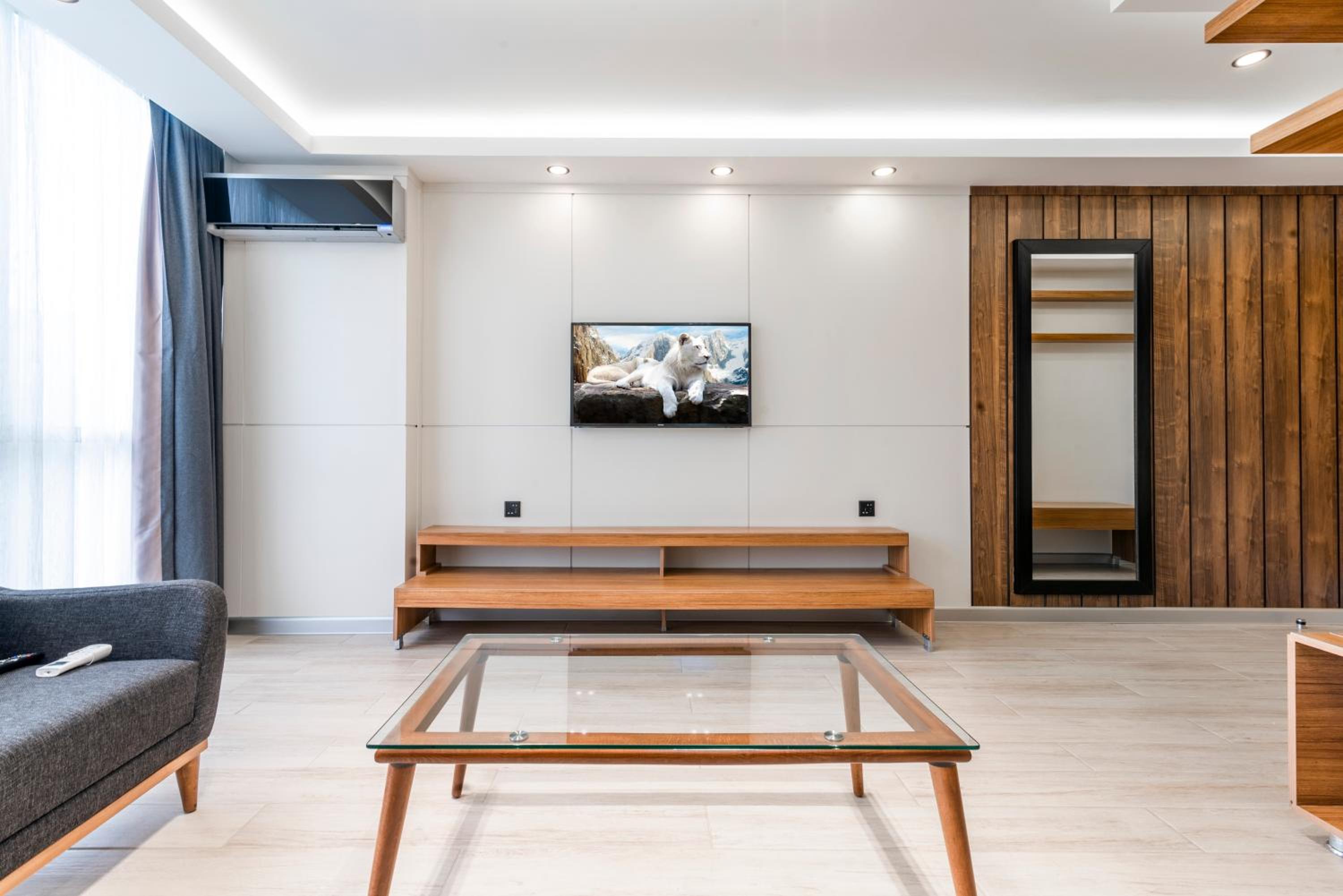 Executive Suite - Photo 2