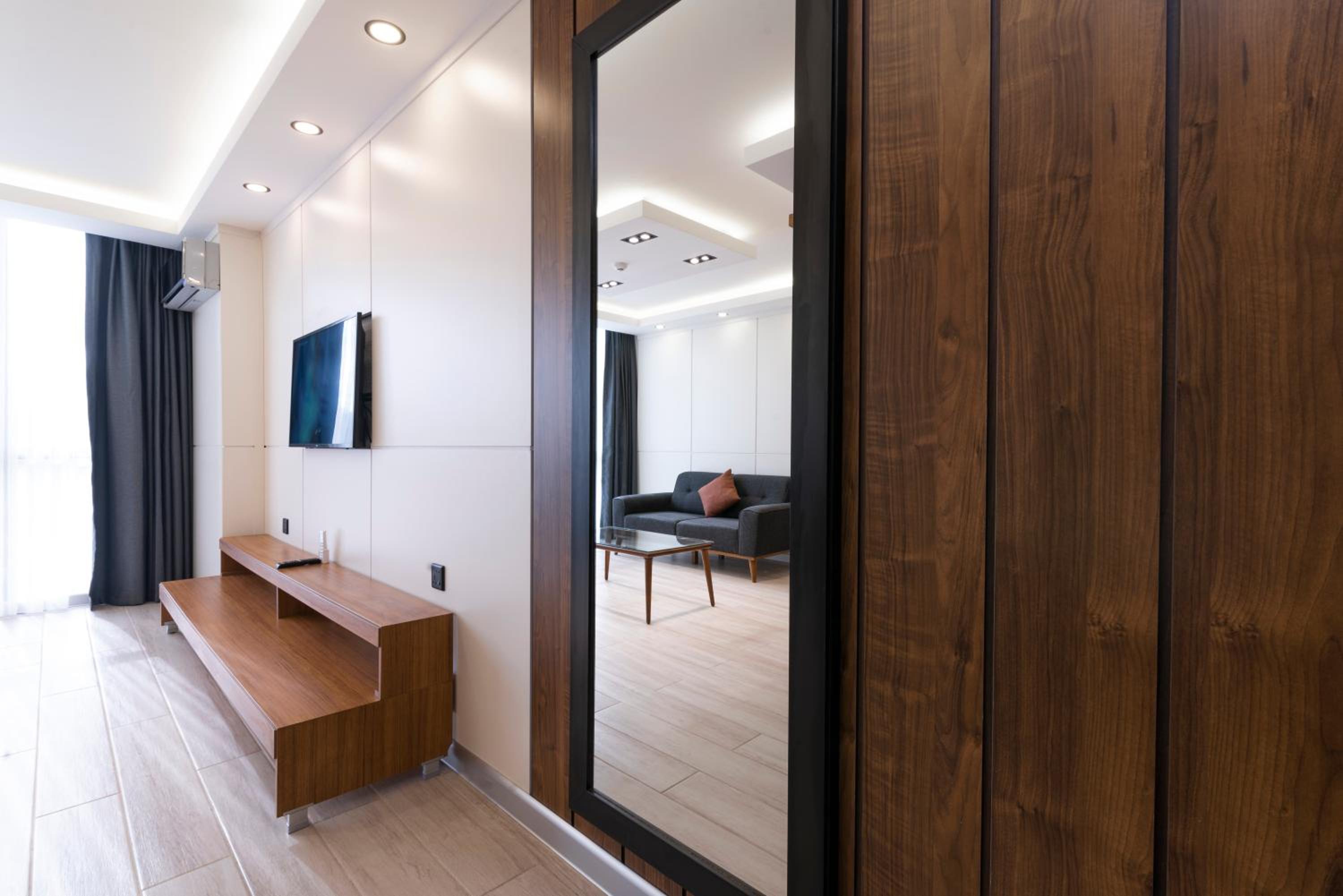 Executive Suite - Photo 7