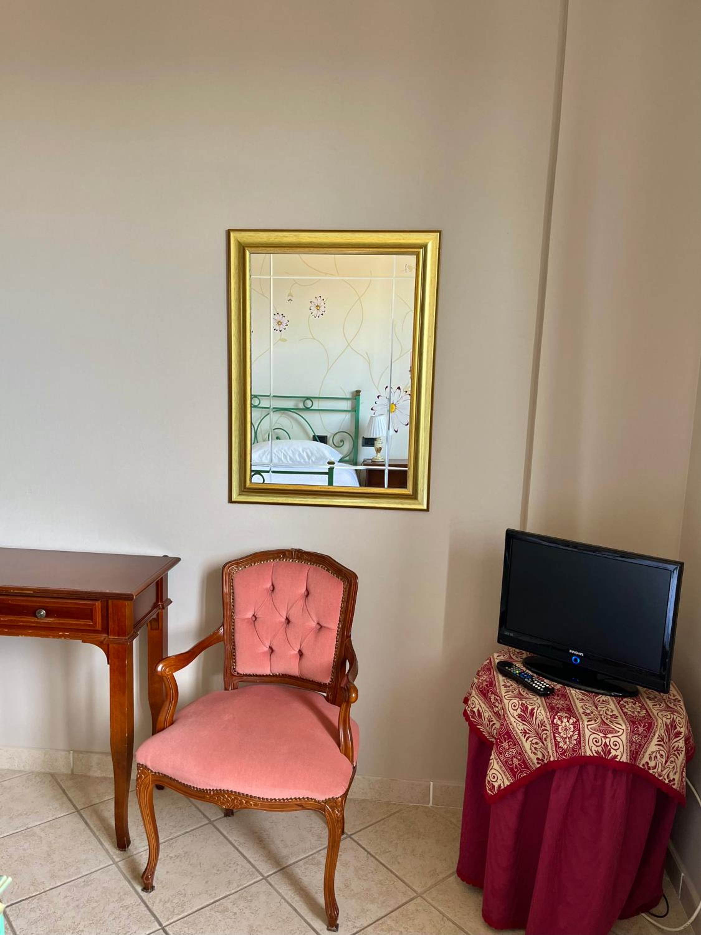 Double Room with Balcony - Photo 10