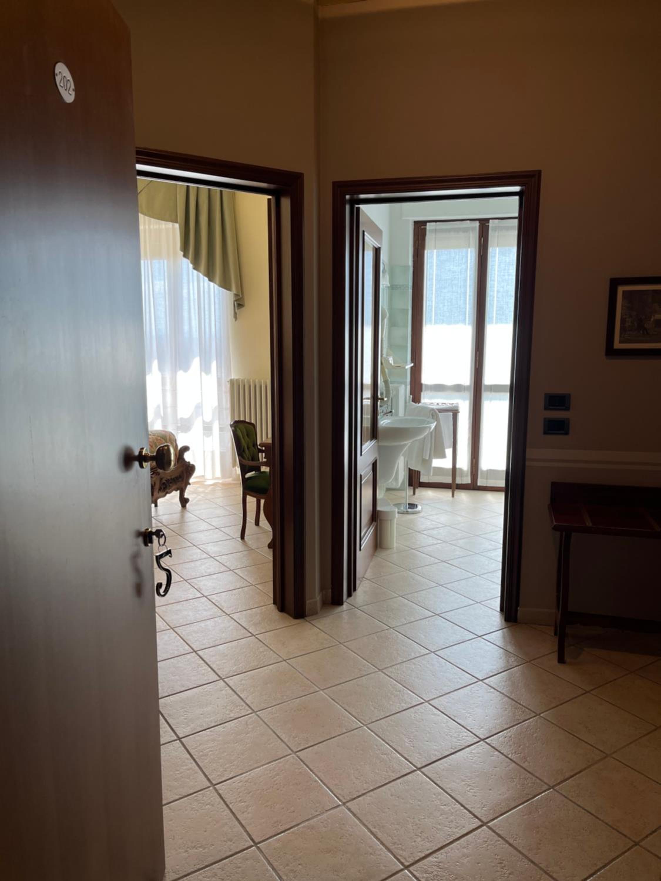 Double Room with Balcony - Photo 23