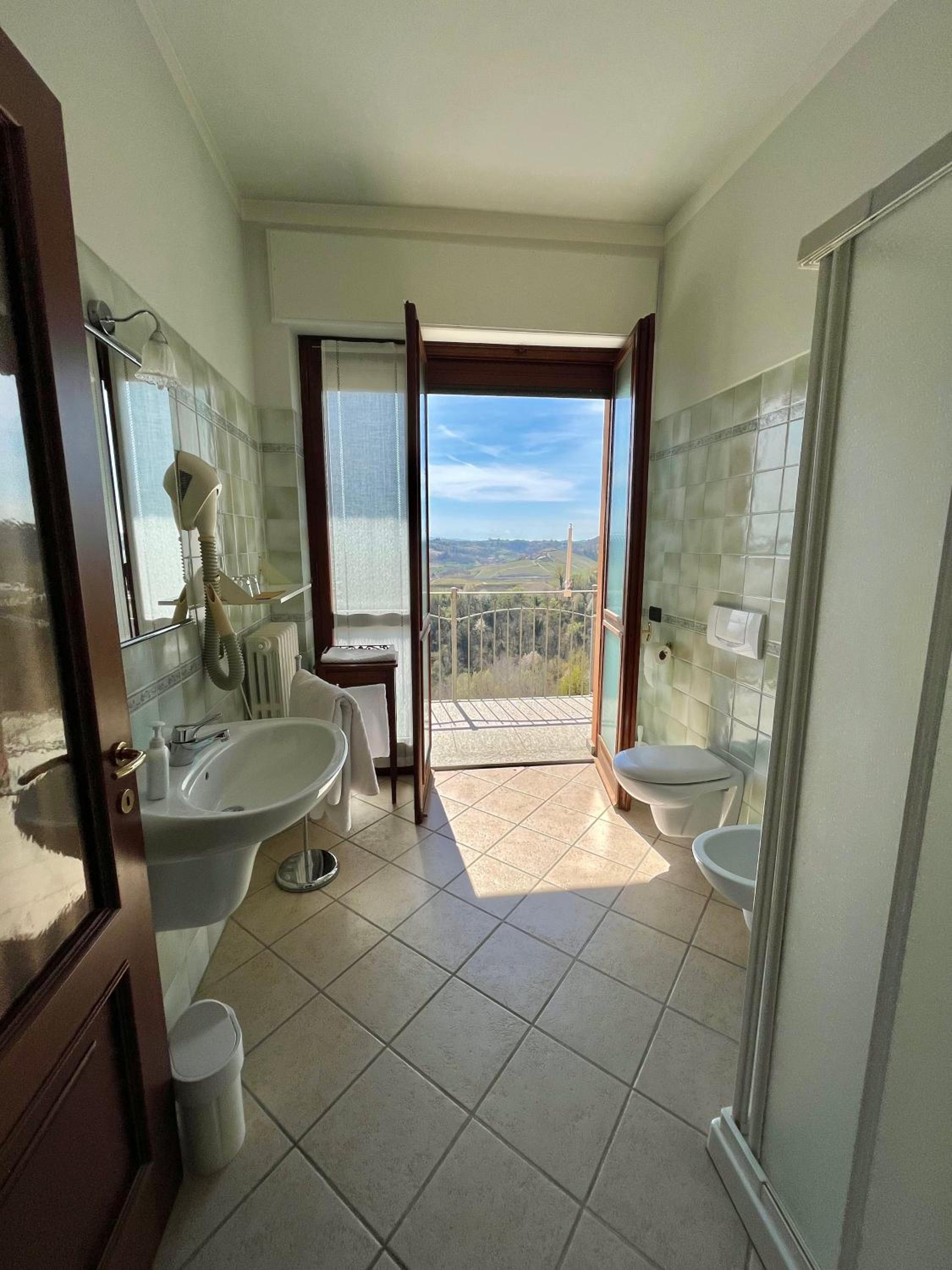 Double Room with Balcony - Photo 24