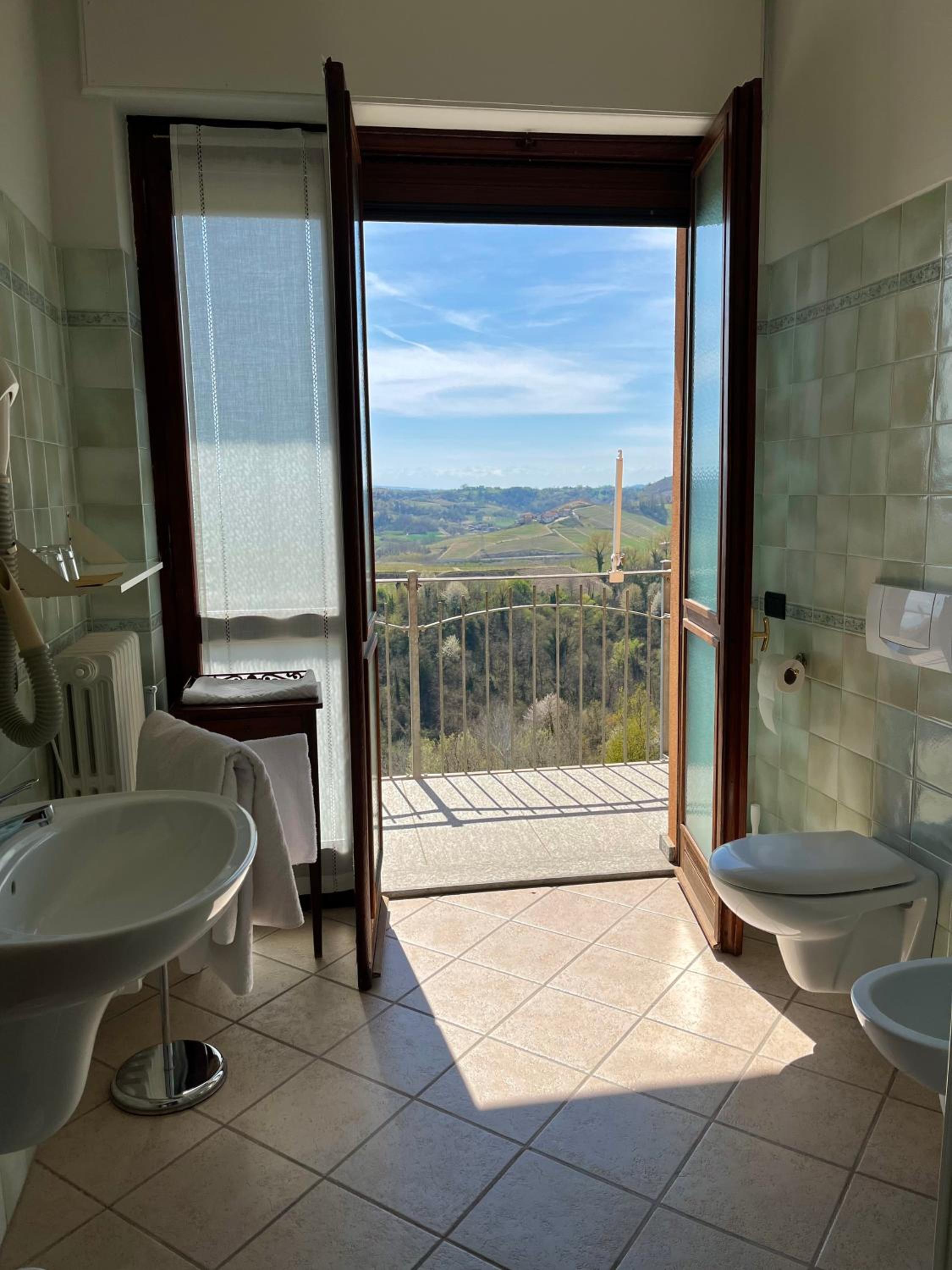 Double Room with Balcony - Photo 19