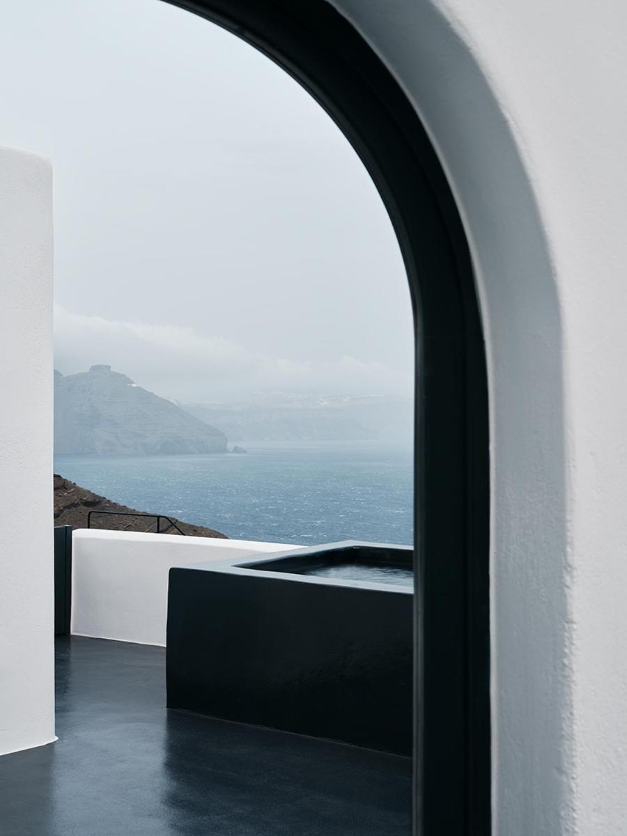 Honeymoon Suite with Outdoor Hot Tub & Caldera View photo 3
